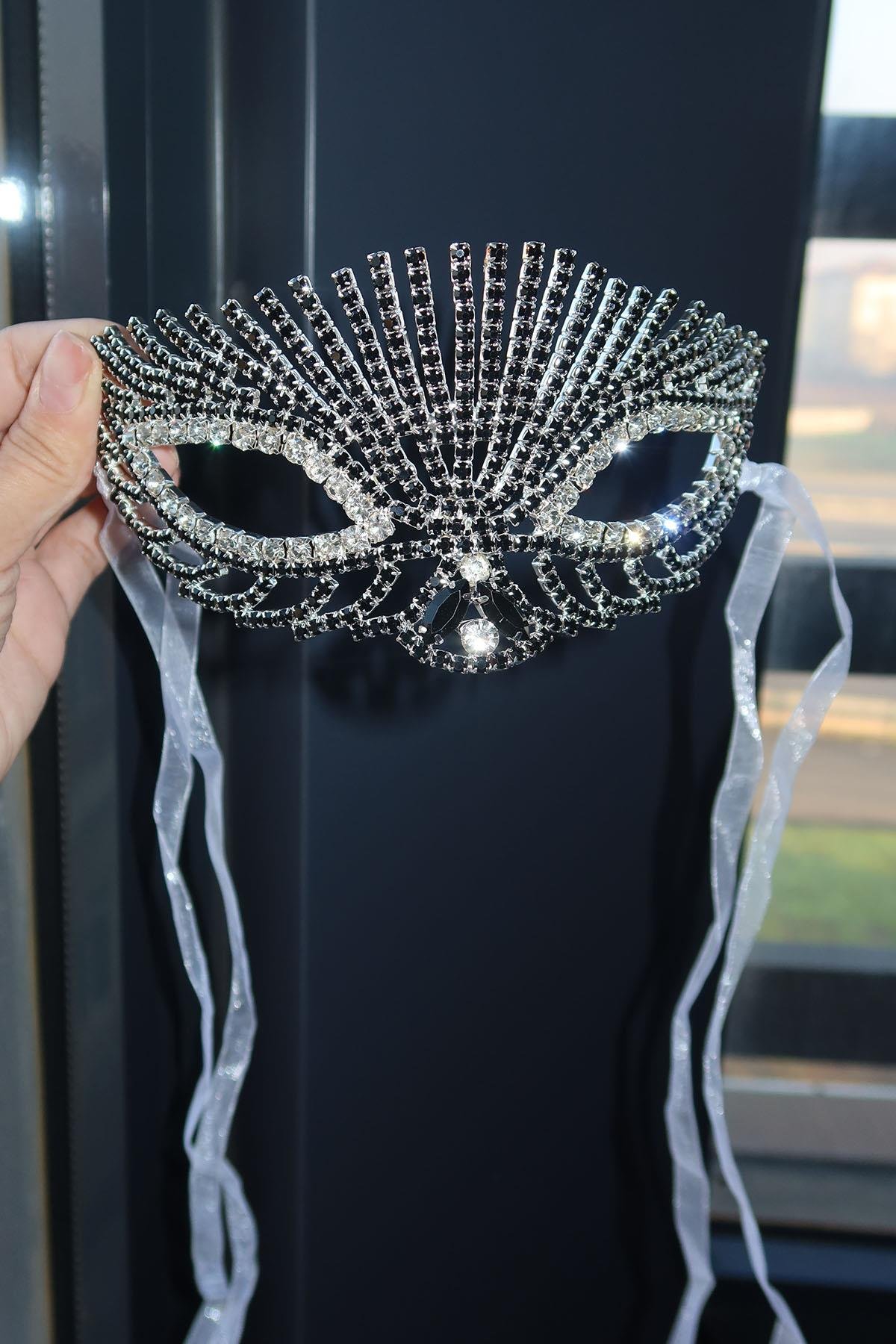 Gümüş Renk Siyah Taş Detaylı Tasarım Parti Maskesi