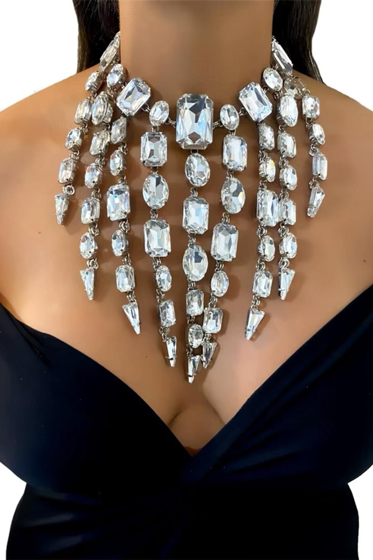 Gümüş Renk Taş Detaylı Tasarım Kolye