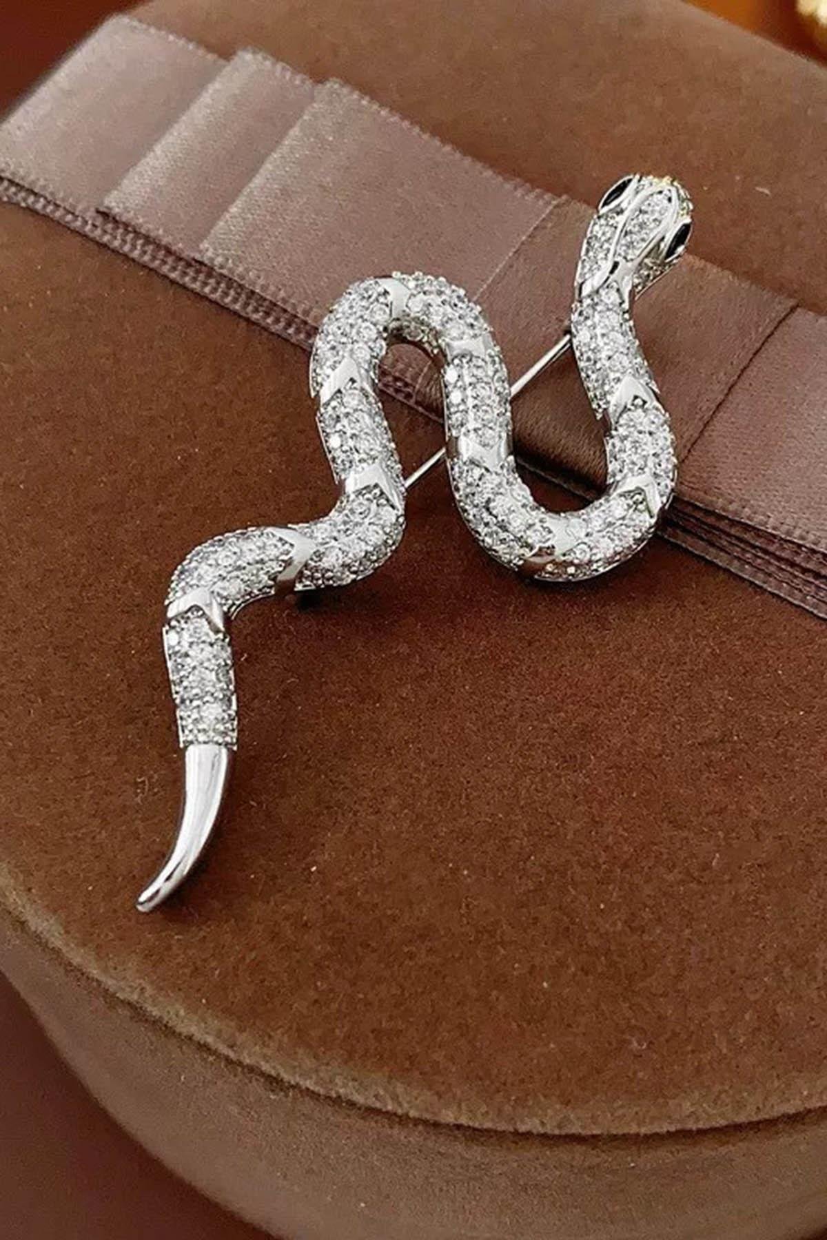 Gümüş Renk Yılan Figürlü Taş Detaylı Broş