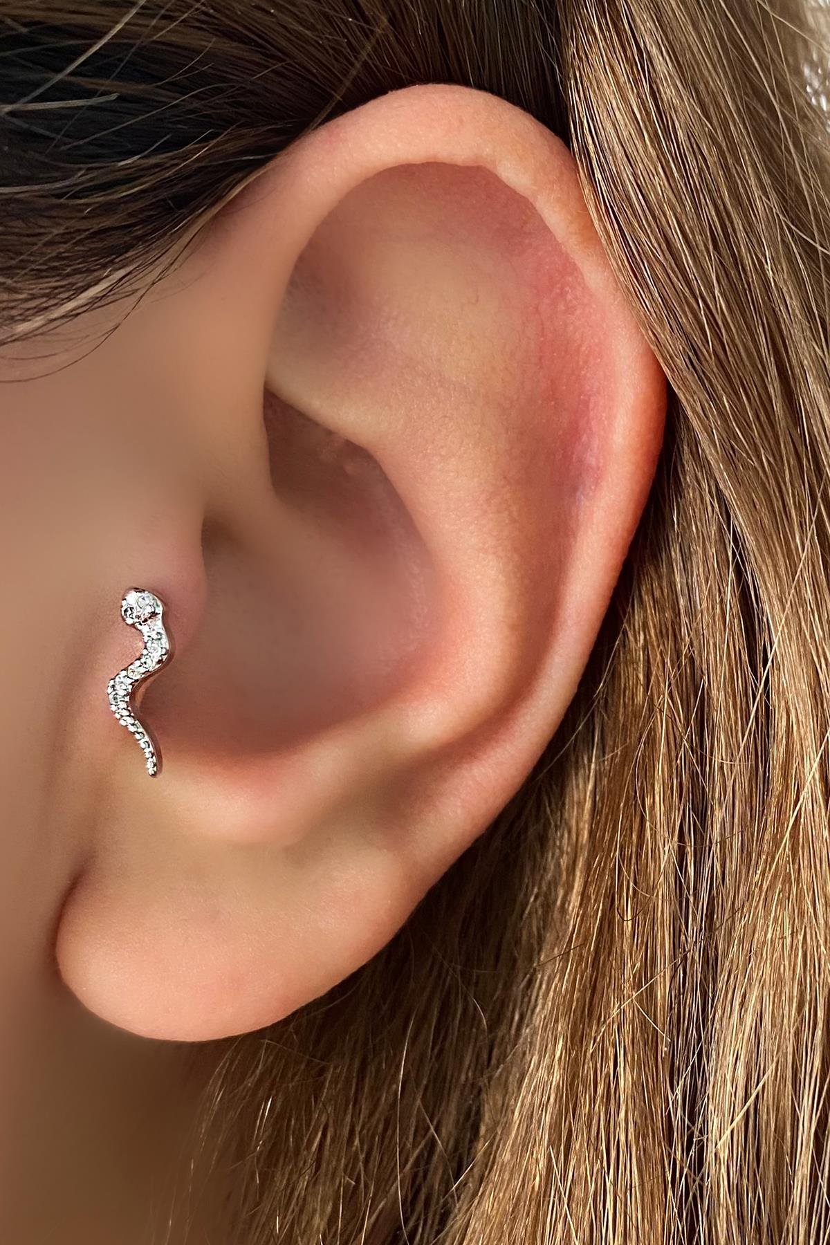 Gümüş Renk Yılan Figürlü Taş Detaylı Cerrahi Çelik Tragus/Kıkırdak Küpe/Piercing (Tek)