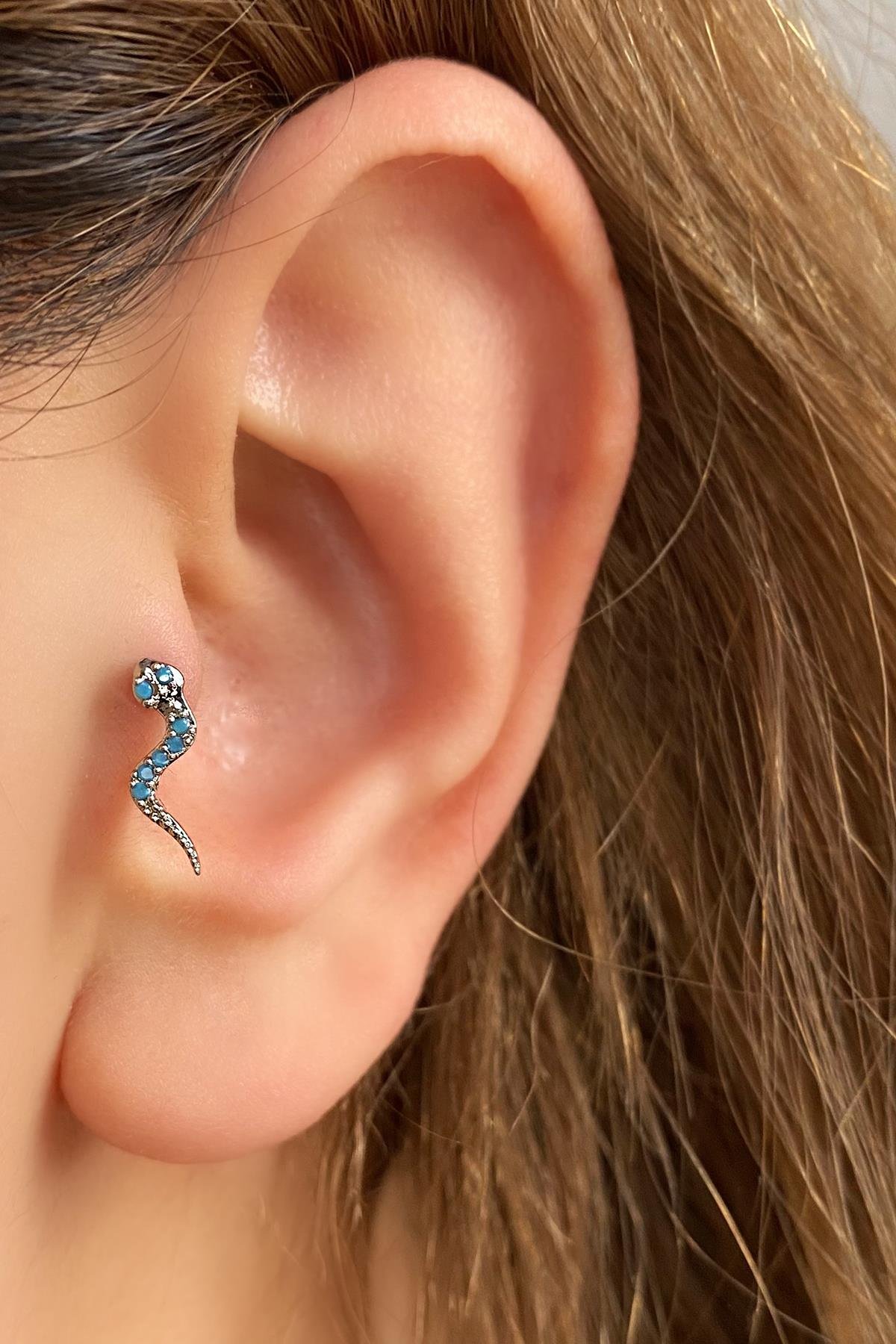 Gümüş Renk Yılan Figürlü Taş Detaylı Cerrahi Çelik Tragus/Kıkırdak Küpe/Piercing (Tek)