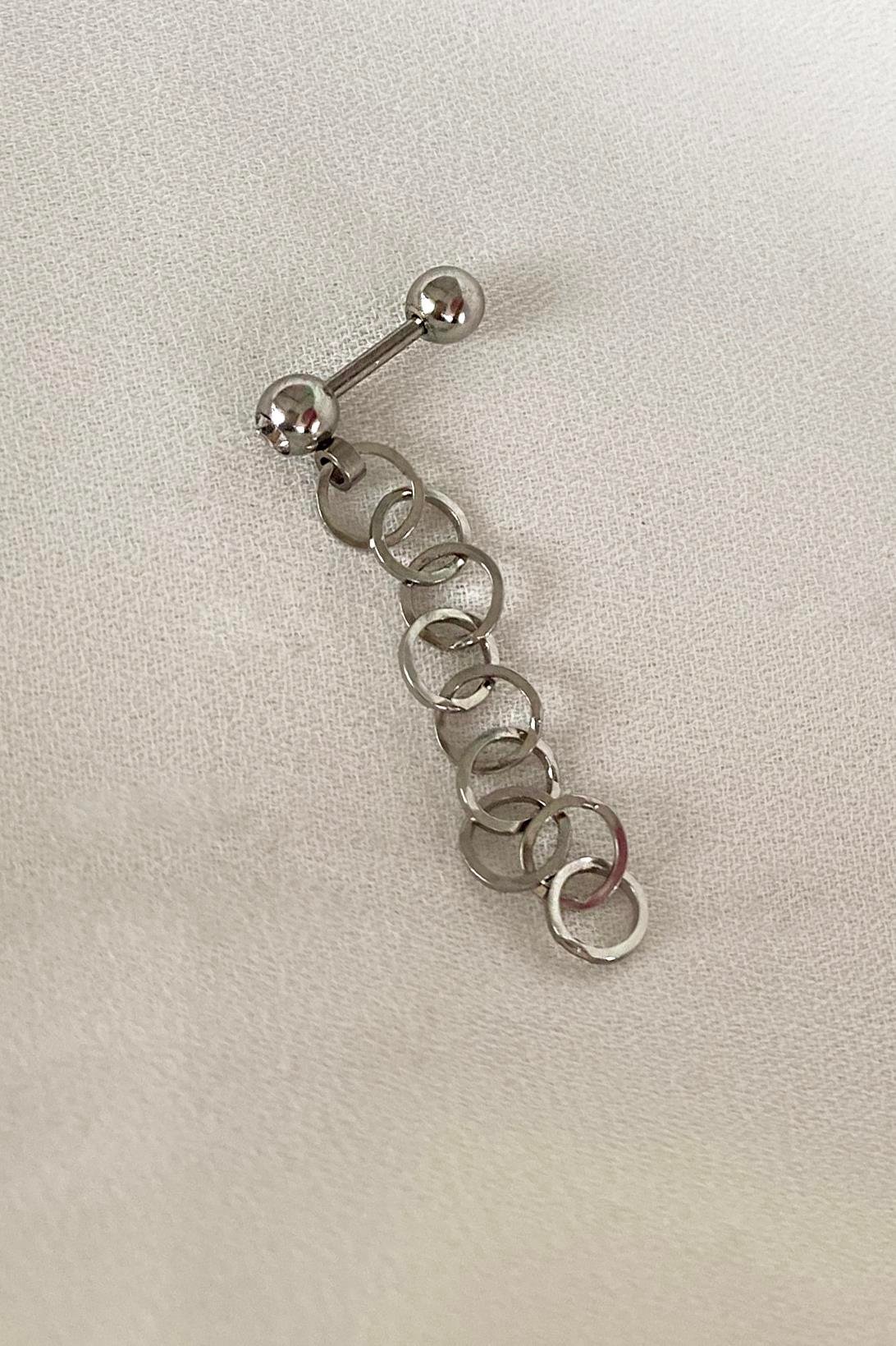 Gümüş Renk Zincir Detaylı Cerrahi Çelik Tragus/Kıkırdak Küpe/Piercing (Tek)