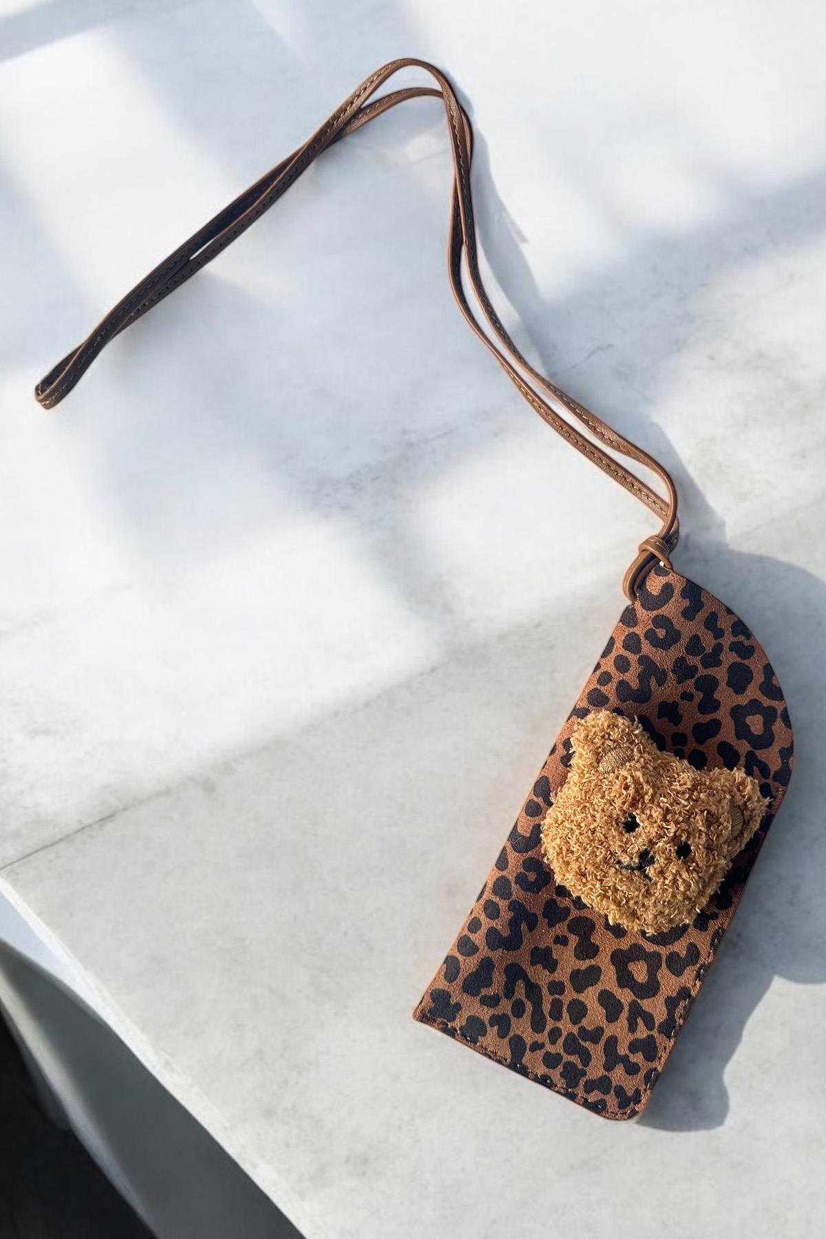 Kahve Renk Leopar Desenli Ayıcık Figürlü Boyundan Asmalı Gözlük Kılıfı