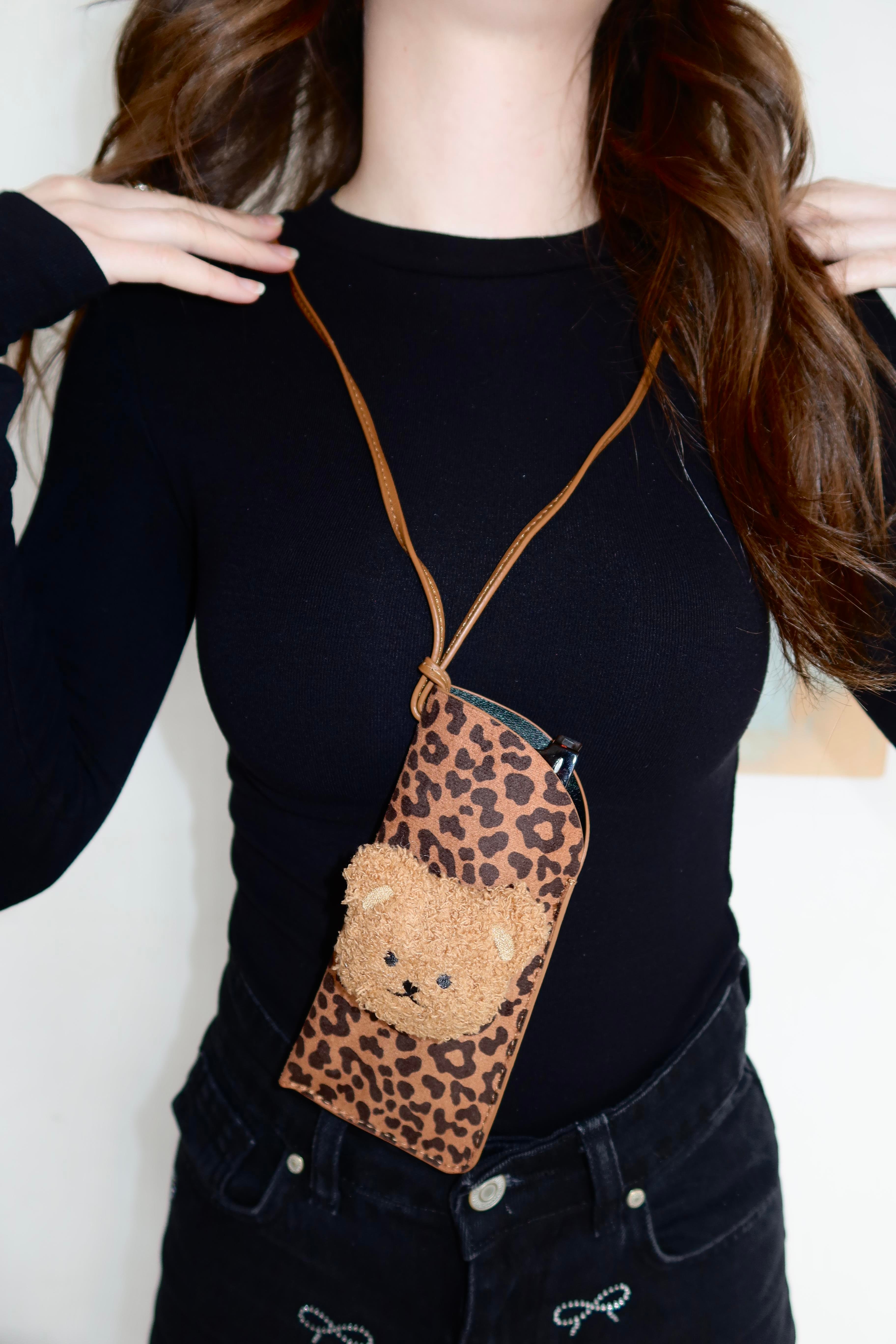 Kahve Renk Leopar Desenli Ayıcık Figürlü Boyundan Asmalı Gözlük Kılıfı