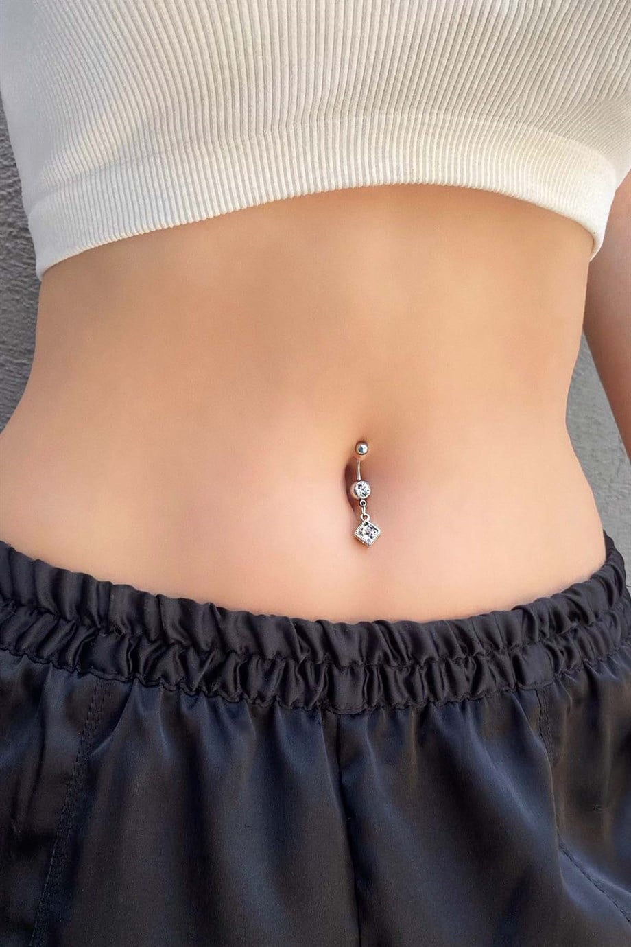 Kare Figürlü Göbek Piercing