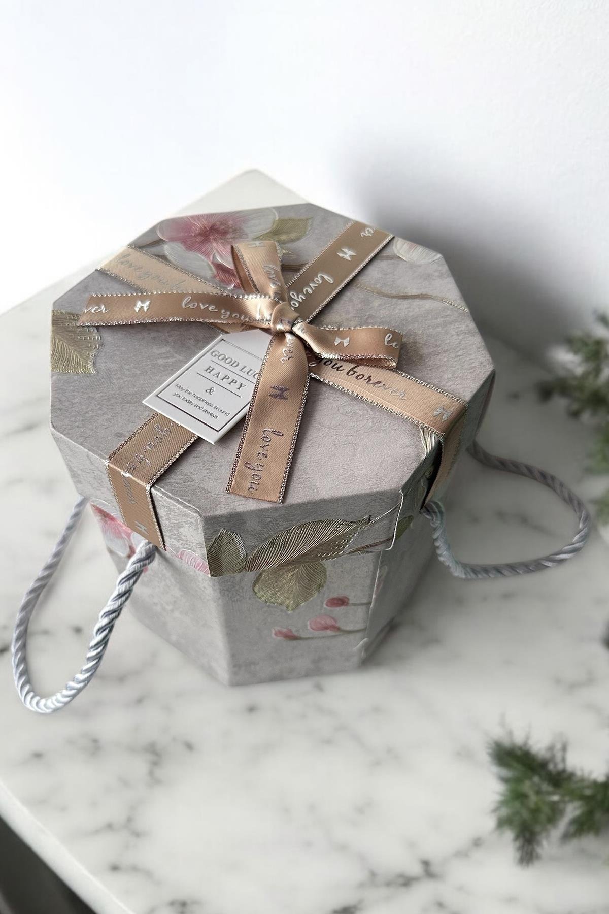 Karışık Renk Çiçek Figürlü Kurdele Detaylı Hediye Kutusu