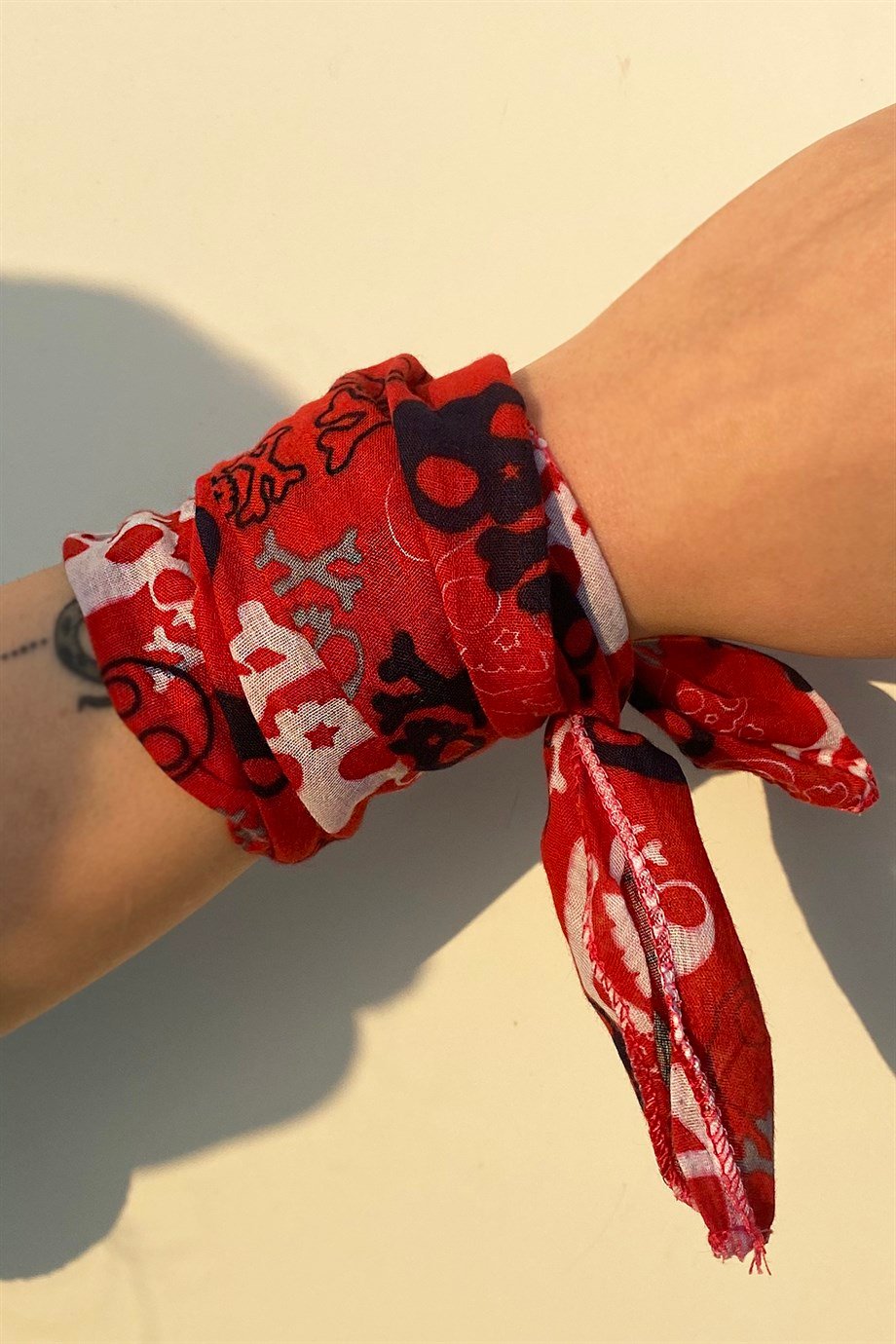 Kırmızı Renk Kuru Kafa Desenli Unisex Fular