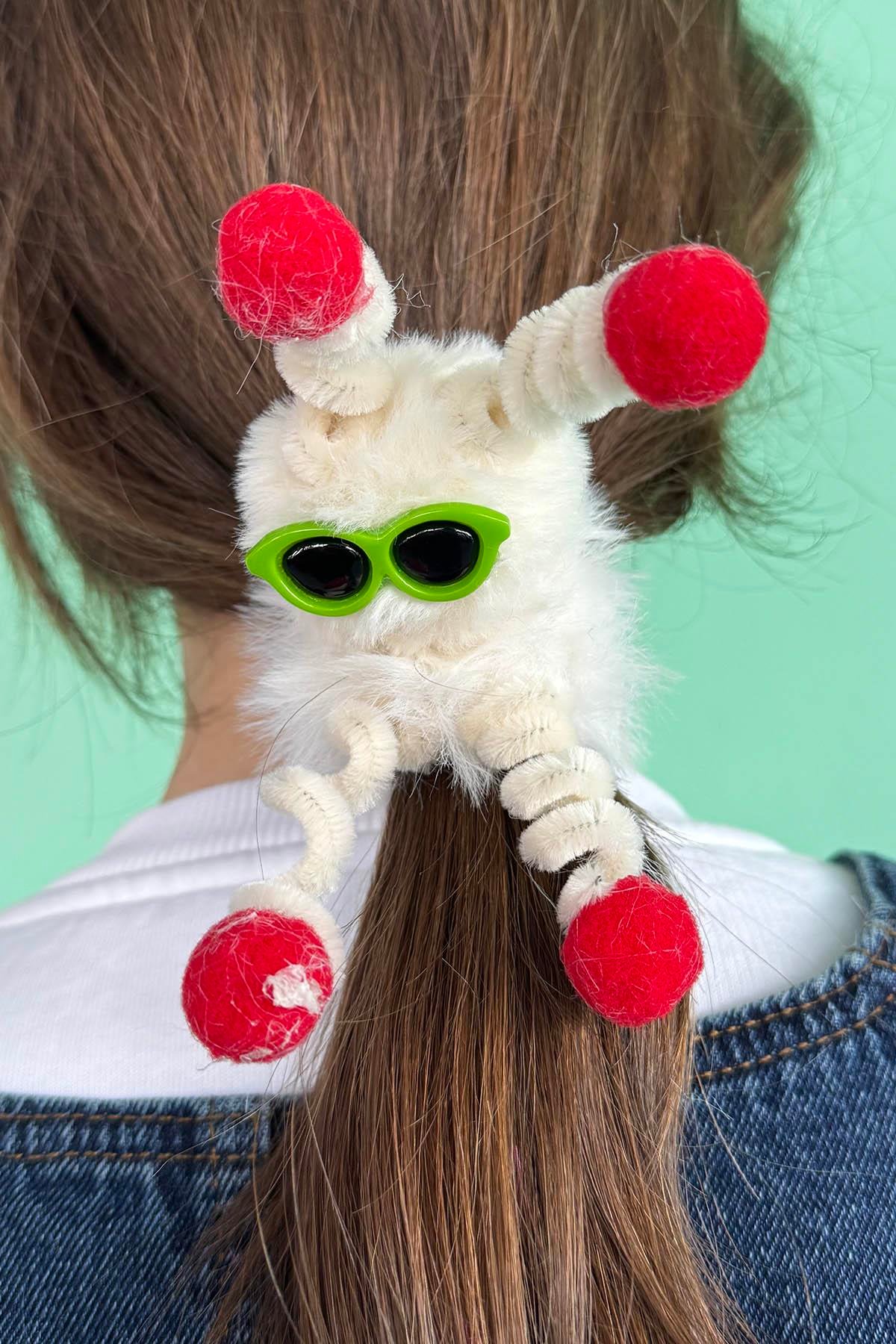 Krem Renk Canavar Figürlü Gözlük Detaylı Peluş Simit Toka