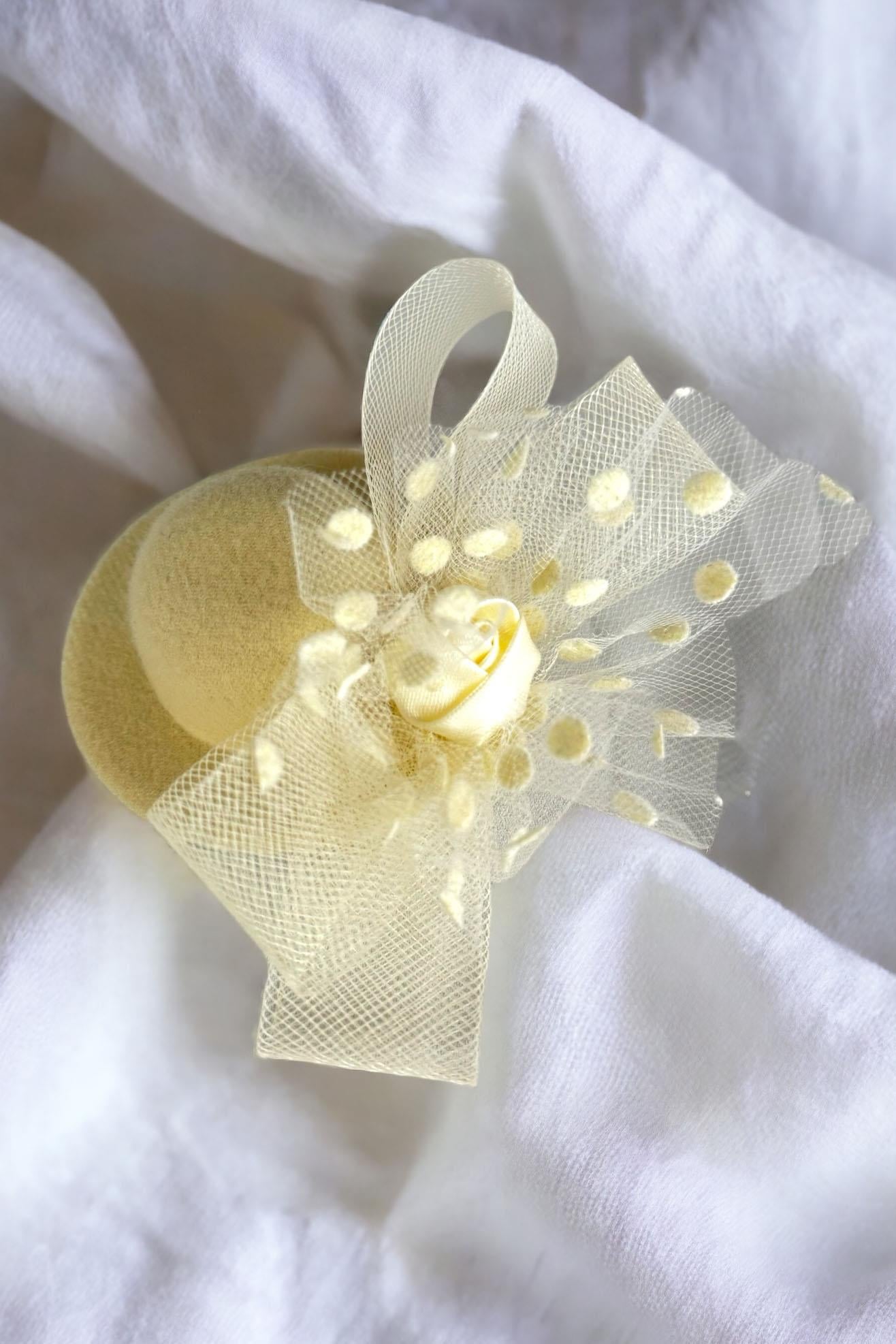 Krem Renk Çiçek Detaylı Mini Nikah Şapkası/Vualet Şapka Pens Detaylı Toka