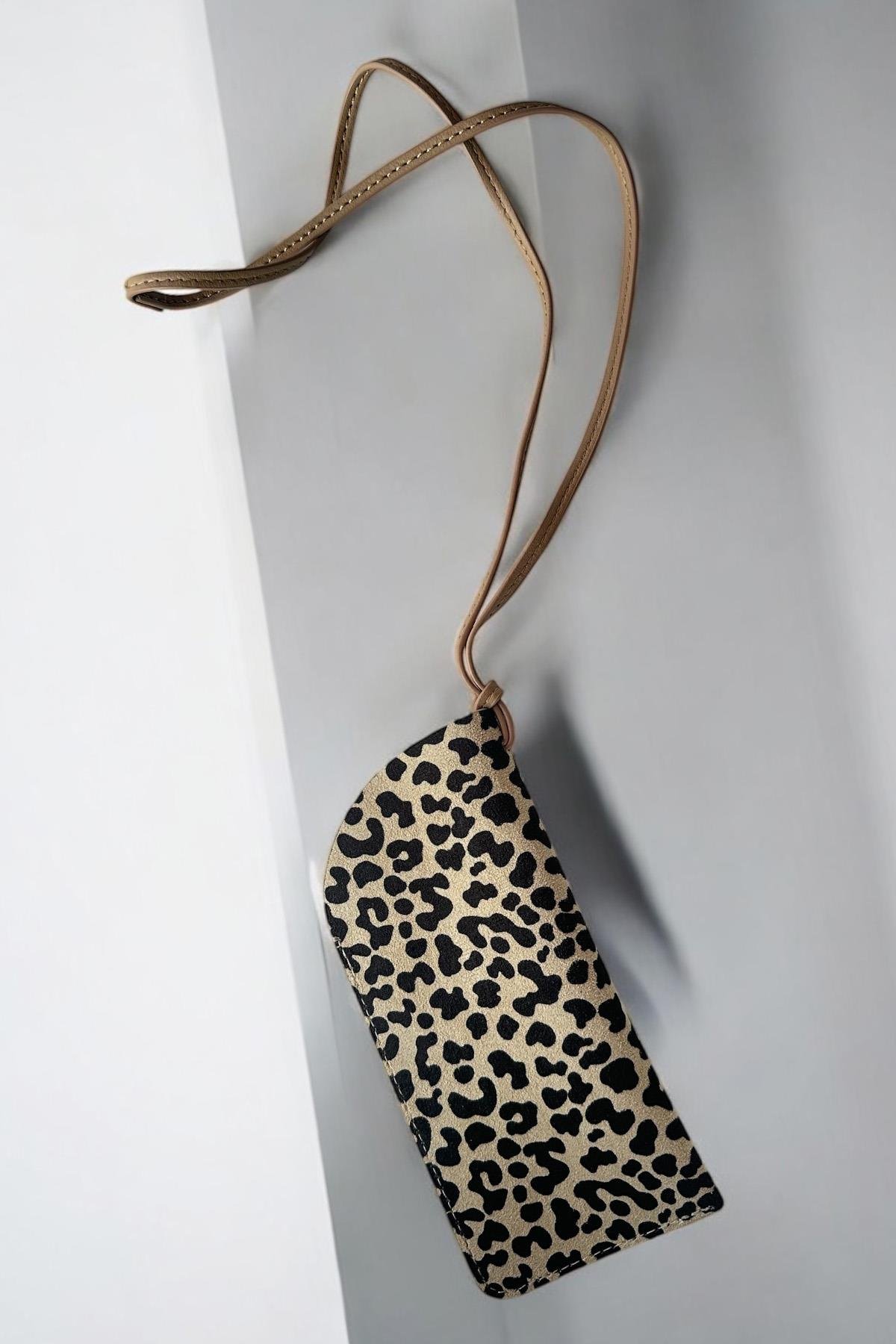 Krem Renk Leopar Desenli Boyundan Asmalı Gözlük Kılıfı