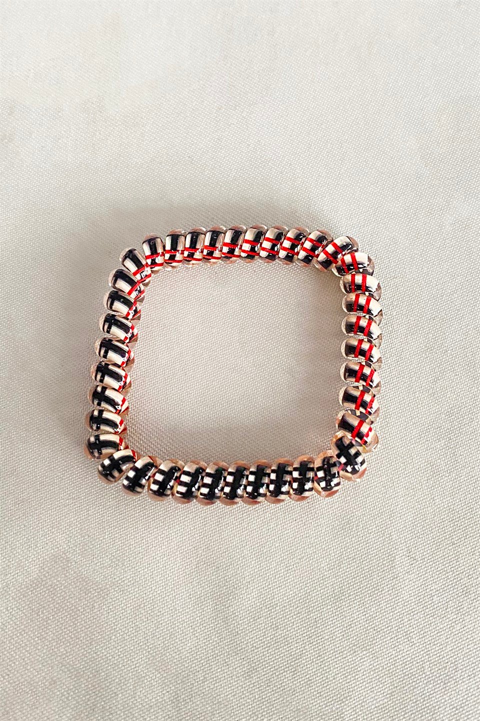 Krem Renk Siyah Çizgili Helezon Lastik Toka