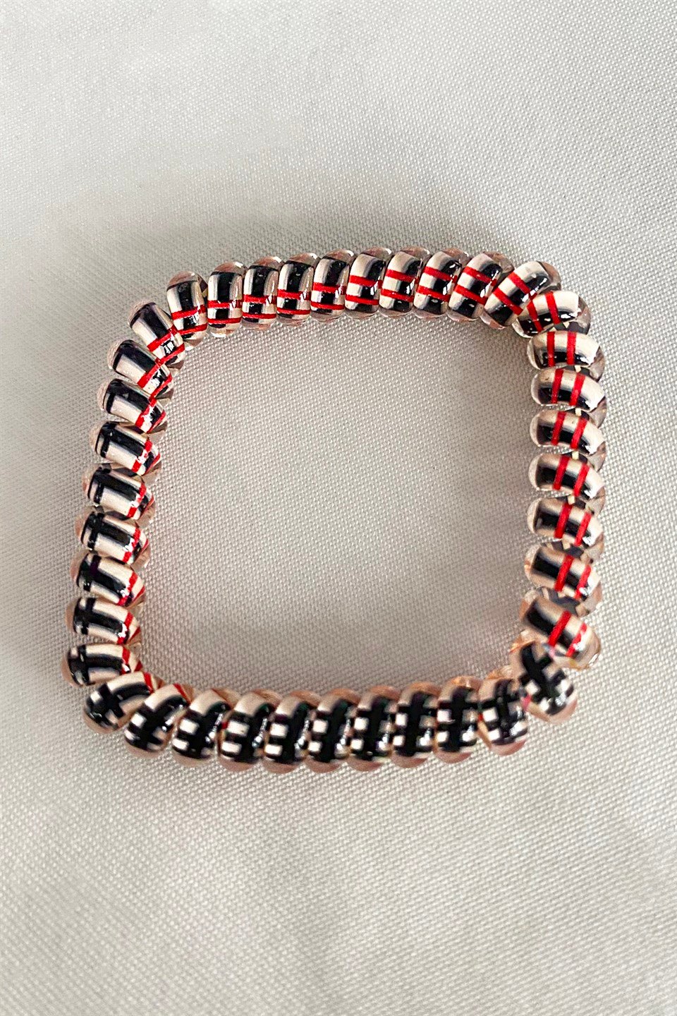 Krem Renk Siyah Çizgili Helezon Lastik Toka