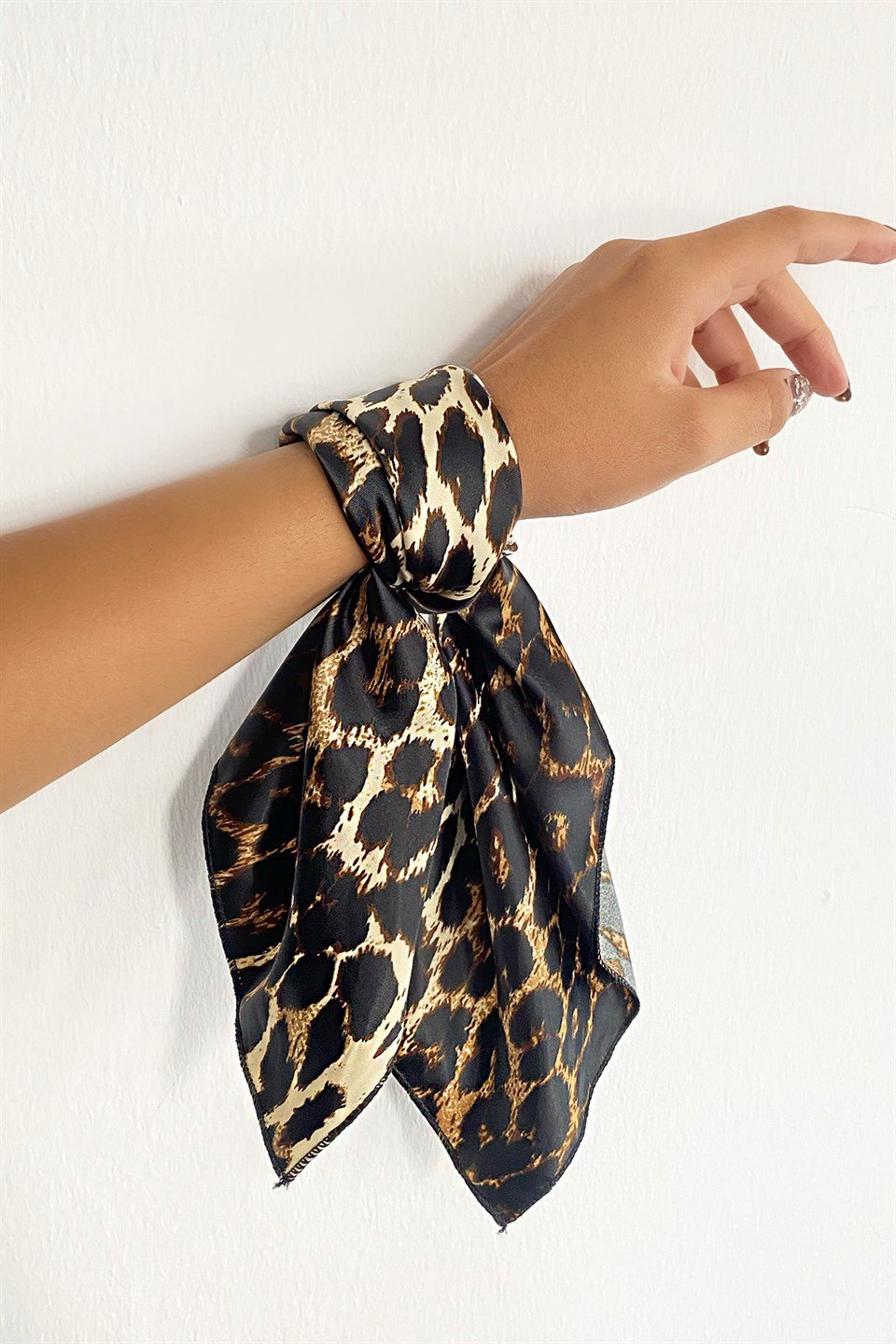 Leopar Desenli Fularlı Toka