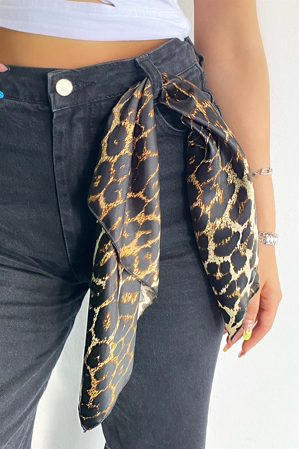 Leopar Desenli Fularlı Toka