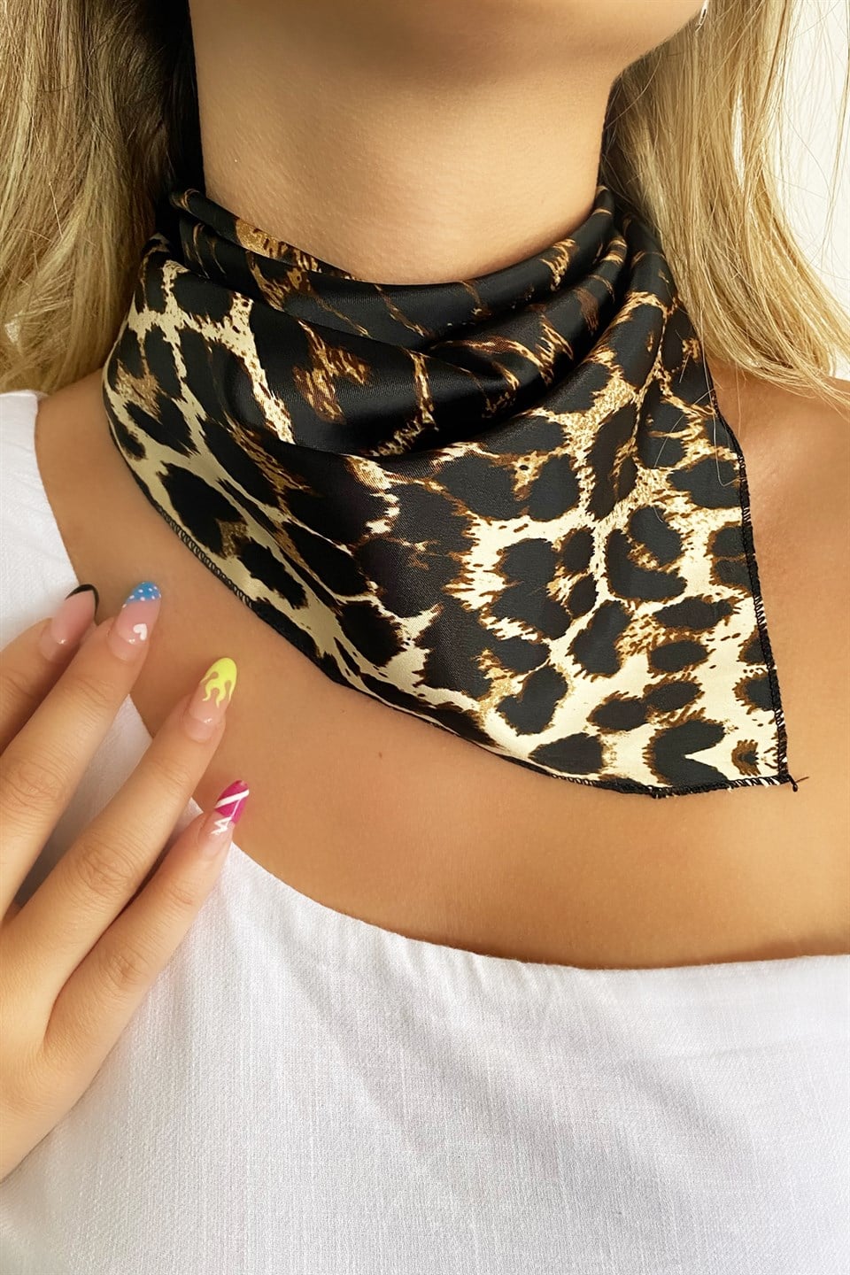 Leopar Desenli Fularlı Toka