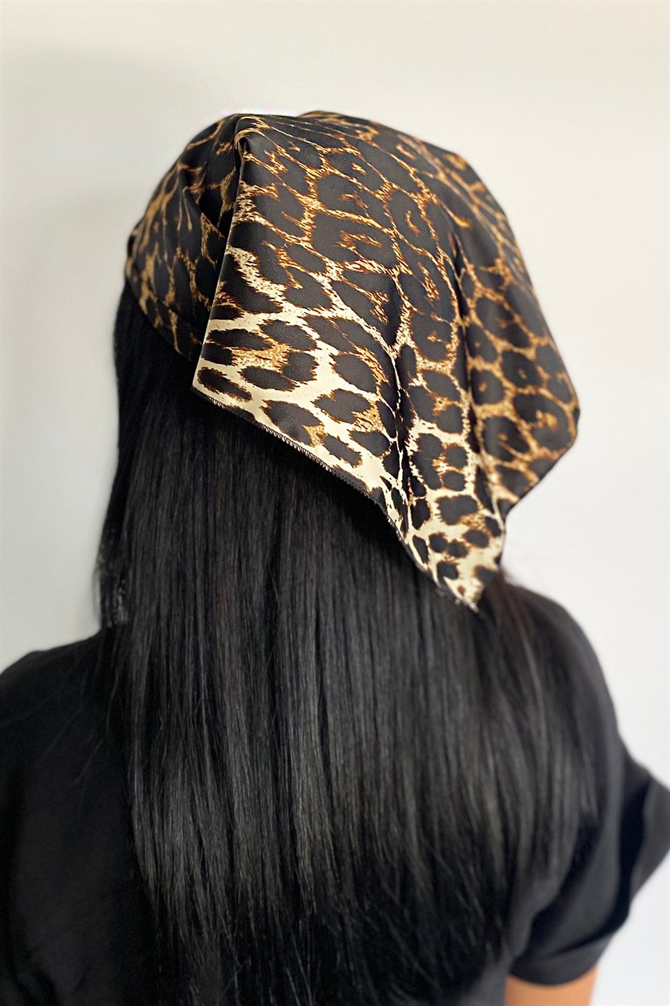 Leopar Desenli Fularlı Toka