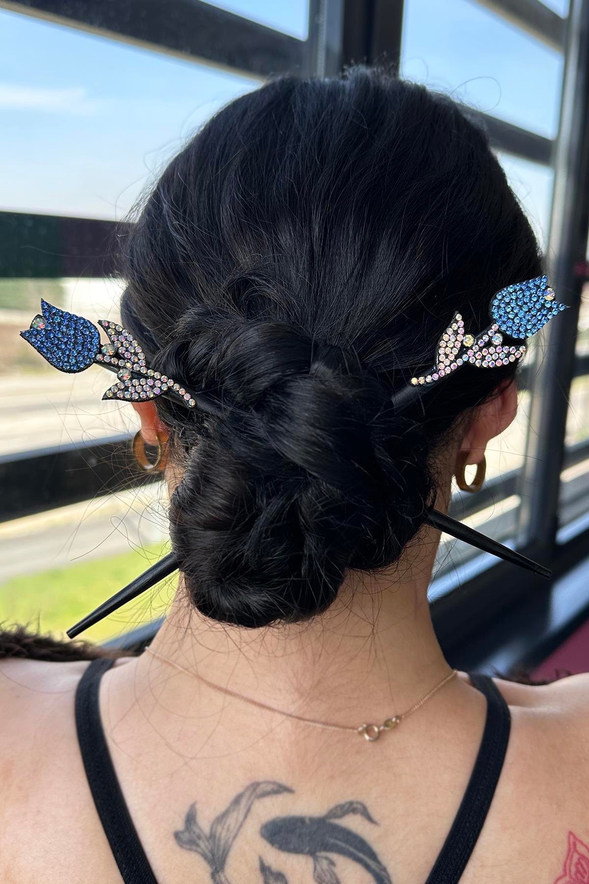 Mavi Renk Lale Figürlü Taş Detaylı Topuz Tokası/ Kalemi