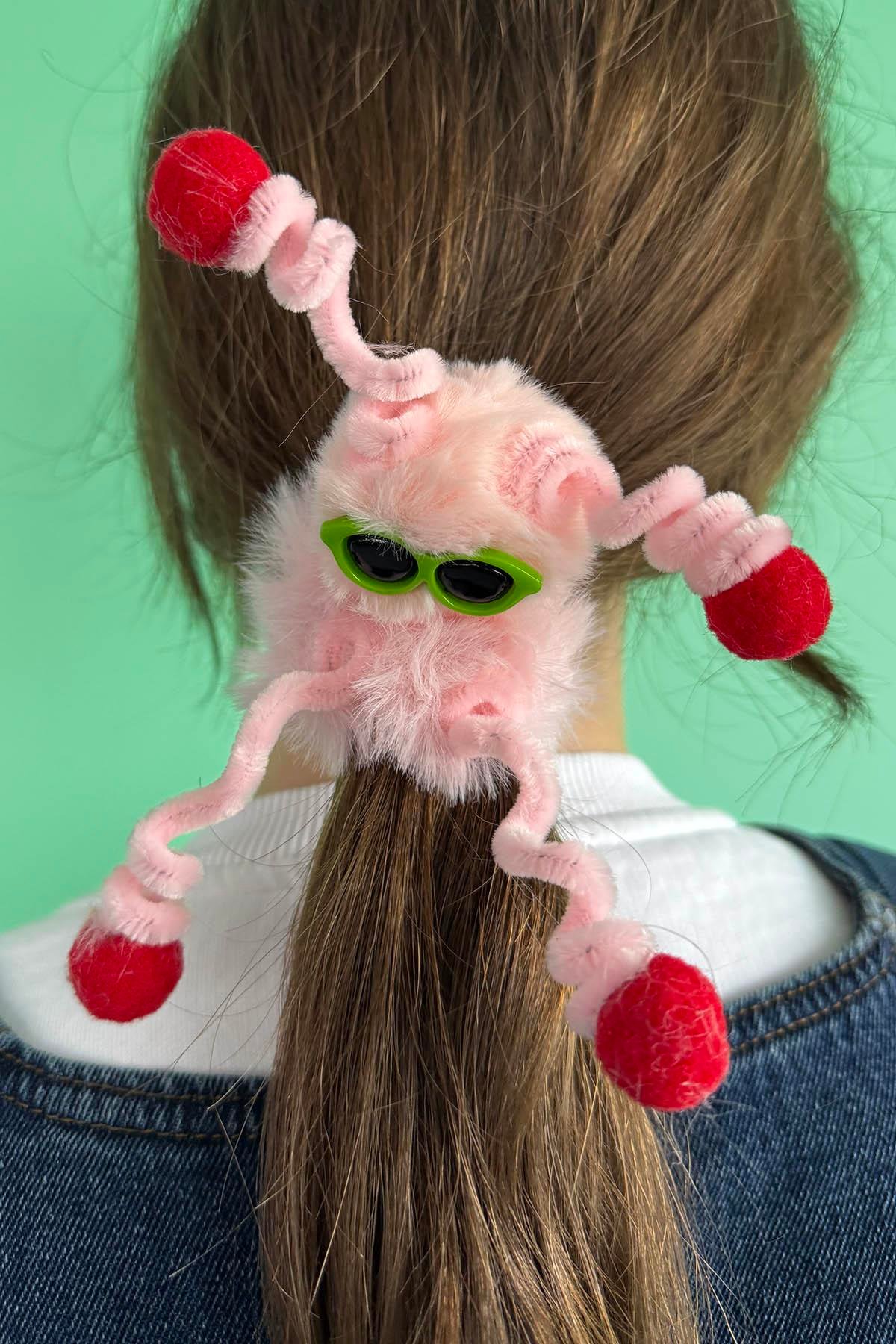 Pembe Renk Canavar Figürlü Gözlük Detaylı Peluş Simit Toka