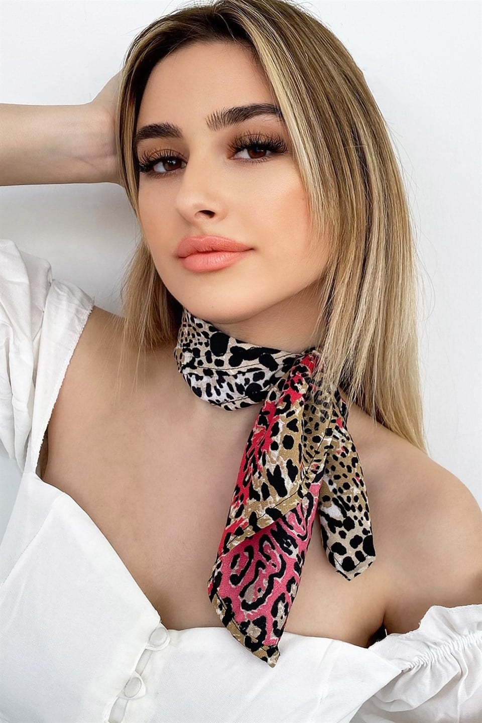 Pembe Renk Detaylı Leopar Desenli Bandana Fular
