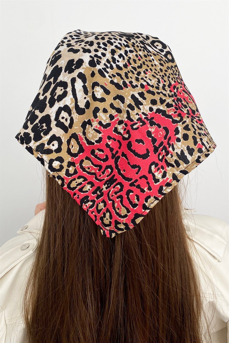Pembe Renk Detaylı Leopar Desenli Bandana Fular