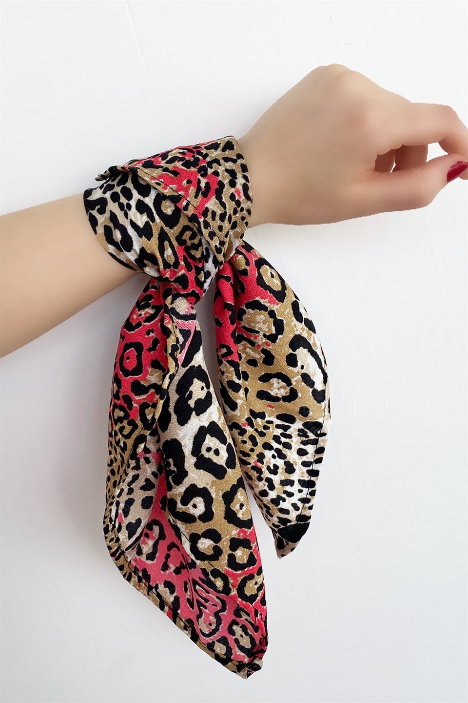 Pembe Renk Detaylı Leopar Desenli Bandana Fular