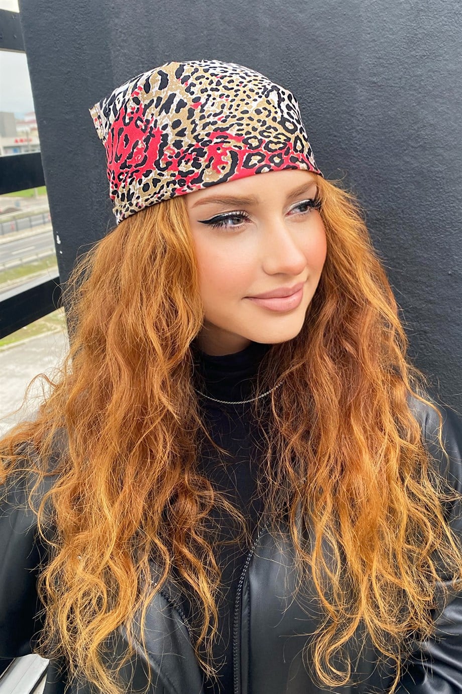 Pembe Renk Detaylı Leopar Desenli Fular