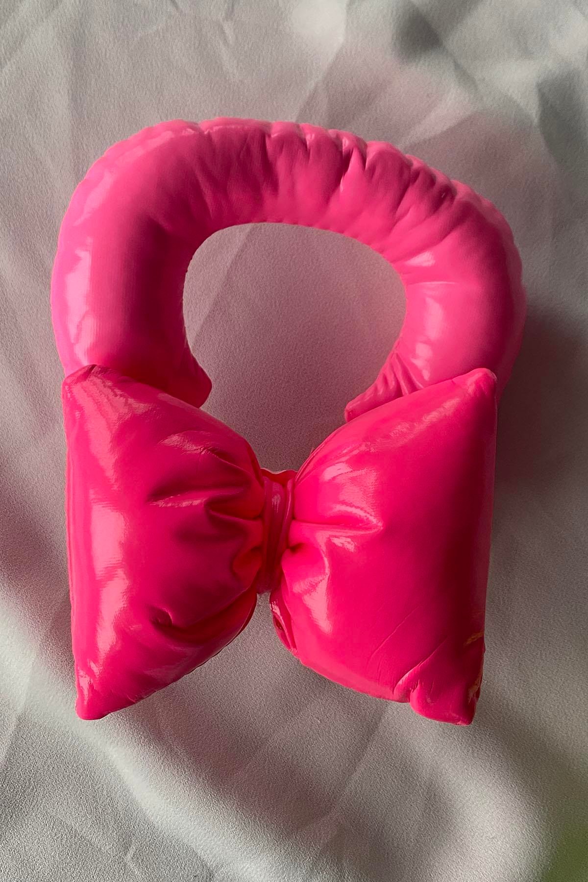 Pembe Renk Fiyonk Figürlü Telefon Aksesuarı