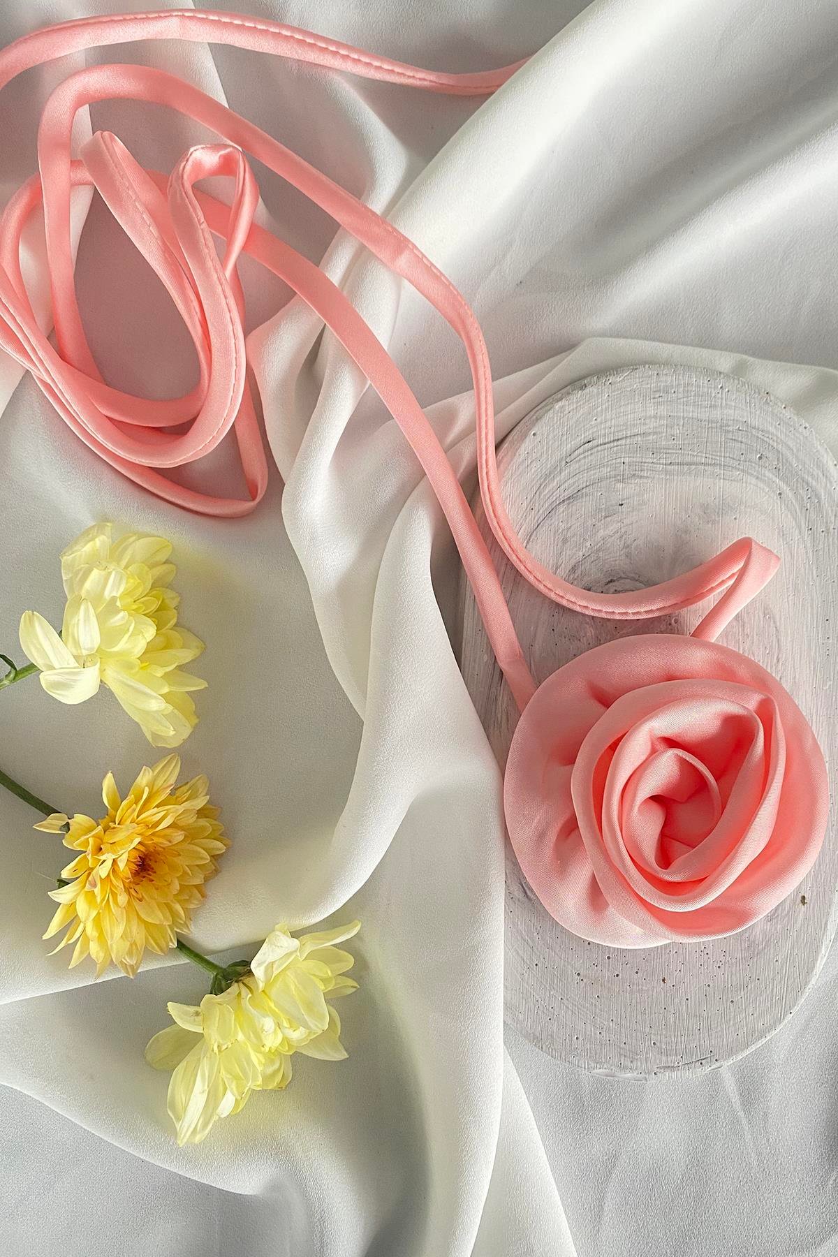 Pembe Renk Gül Detaylı Choker Kolye