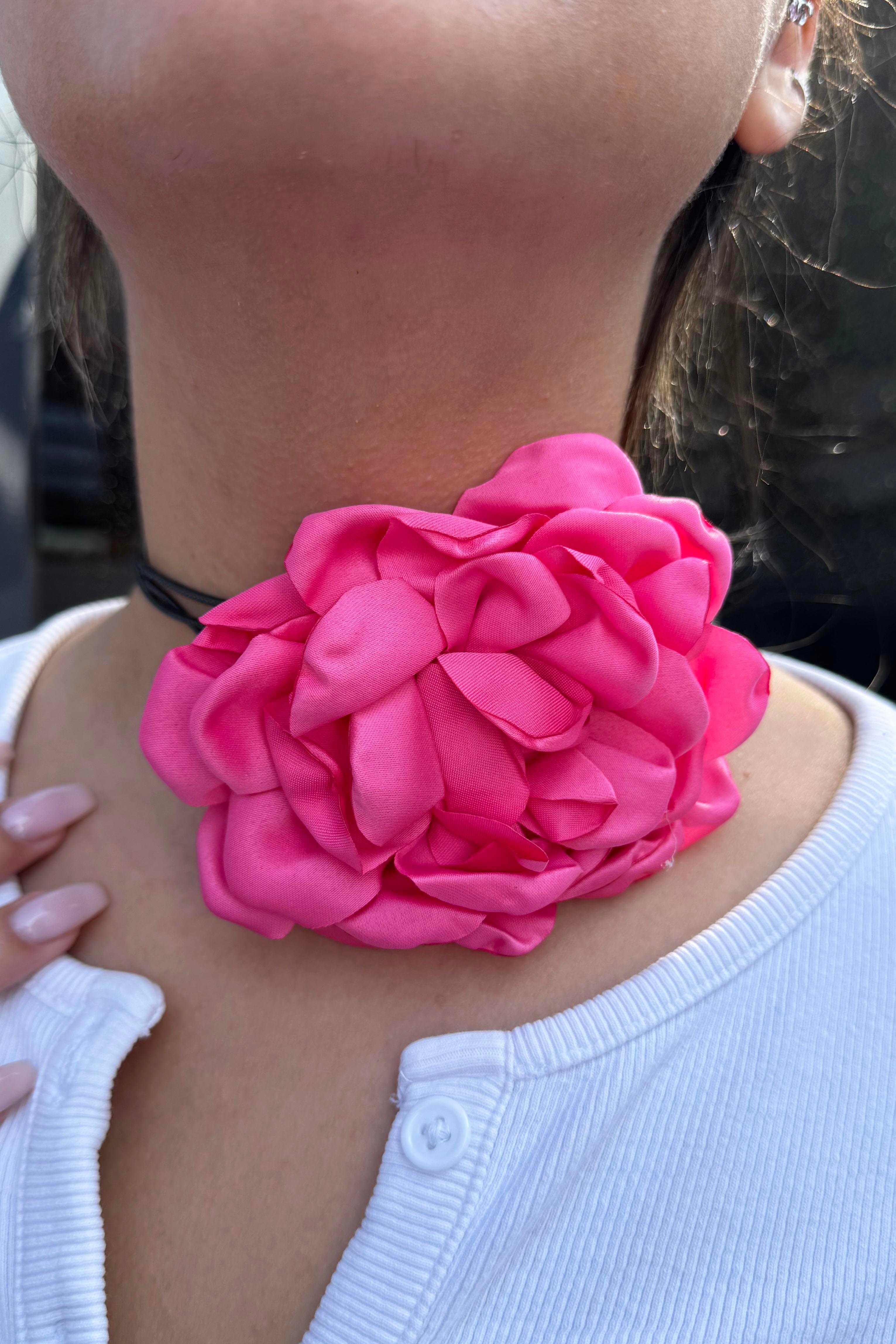 Pembe Renk Gül Detaylı İpli Choker Kolye