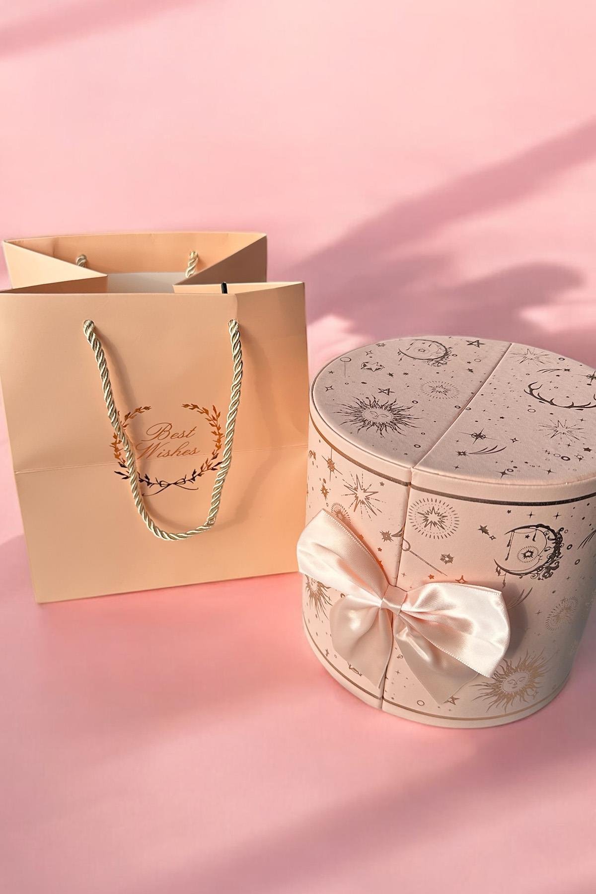 Pembe Renk Karışık Figürlü Gül Detaylı Karton Çanta Hediyeli Hediye Kutusu
