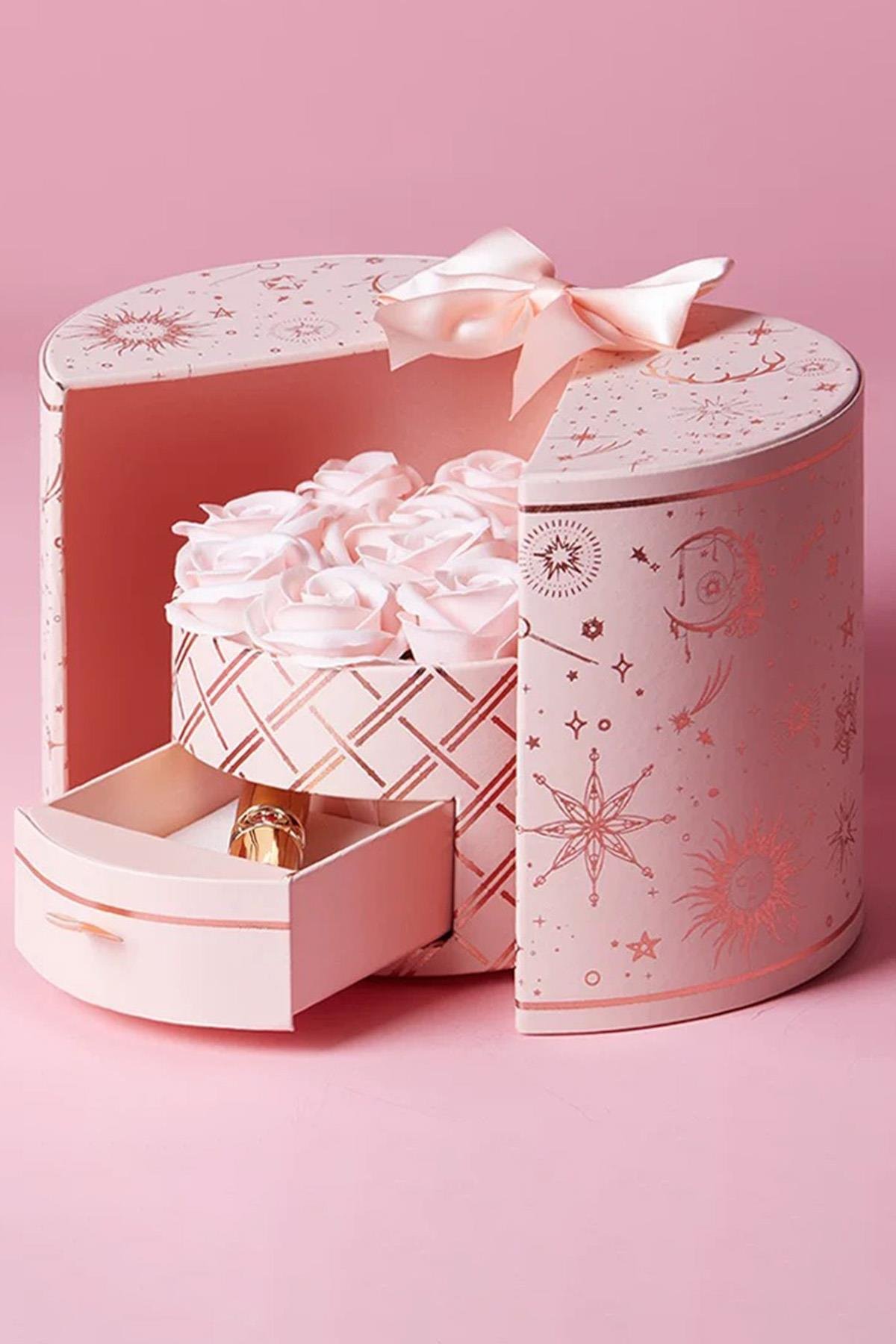 Pembe Renk Karışık Figürlü Gül Detaylı Karton Çanta Hediyeli Hediye Kutusu