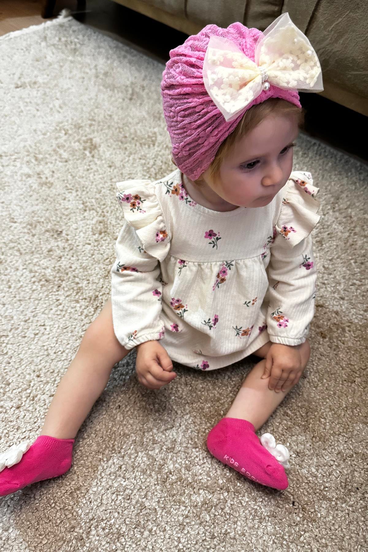 Pembe Renk Kurdele Ve Çiçek Detaylı Çocuk Saç Bonesi Ve Çorap Set