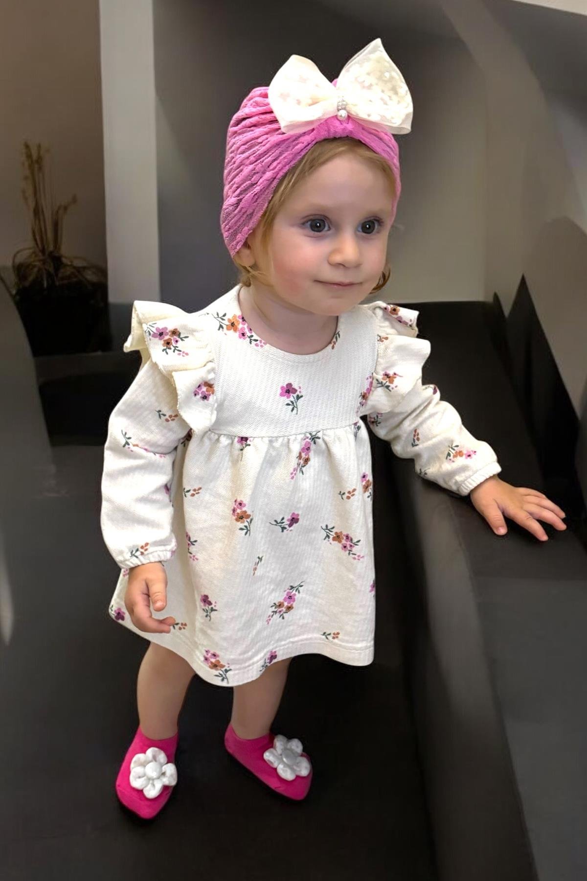 Pembe Renk Kurdele Ve Çiçek Detaylı Çocuk Saç Bonesi Ve Çorap Set