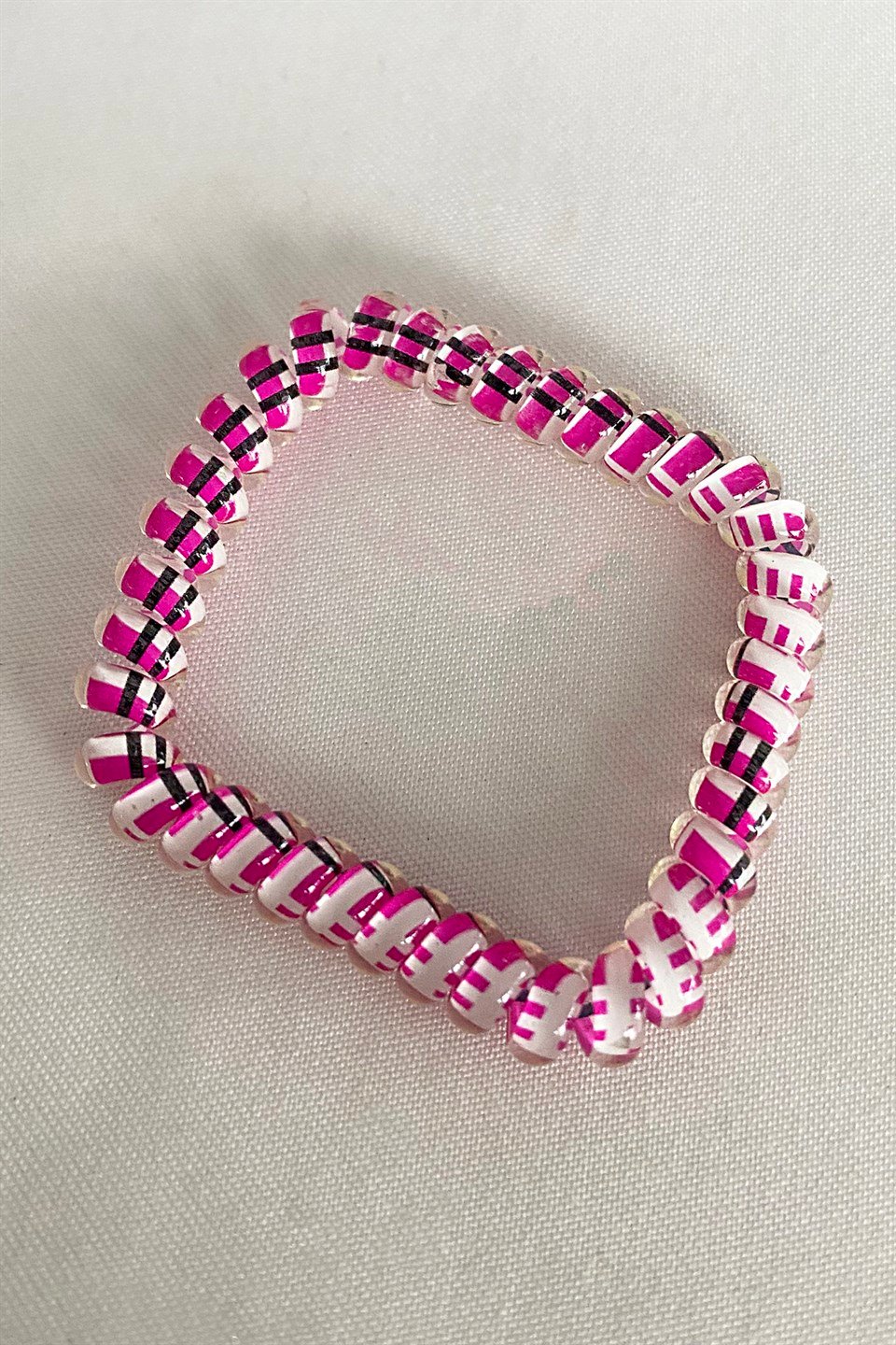 Pembe Renk Siyah Çizgili Helezon Lastik Toka