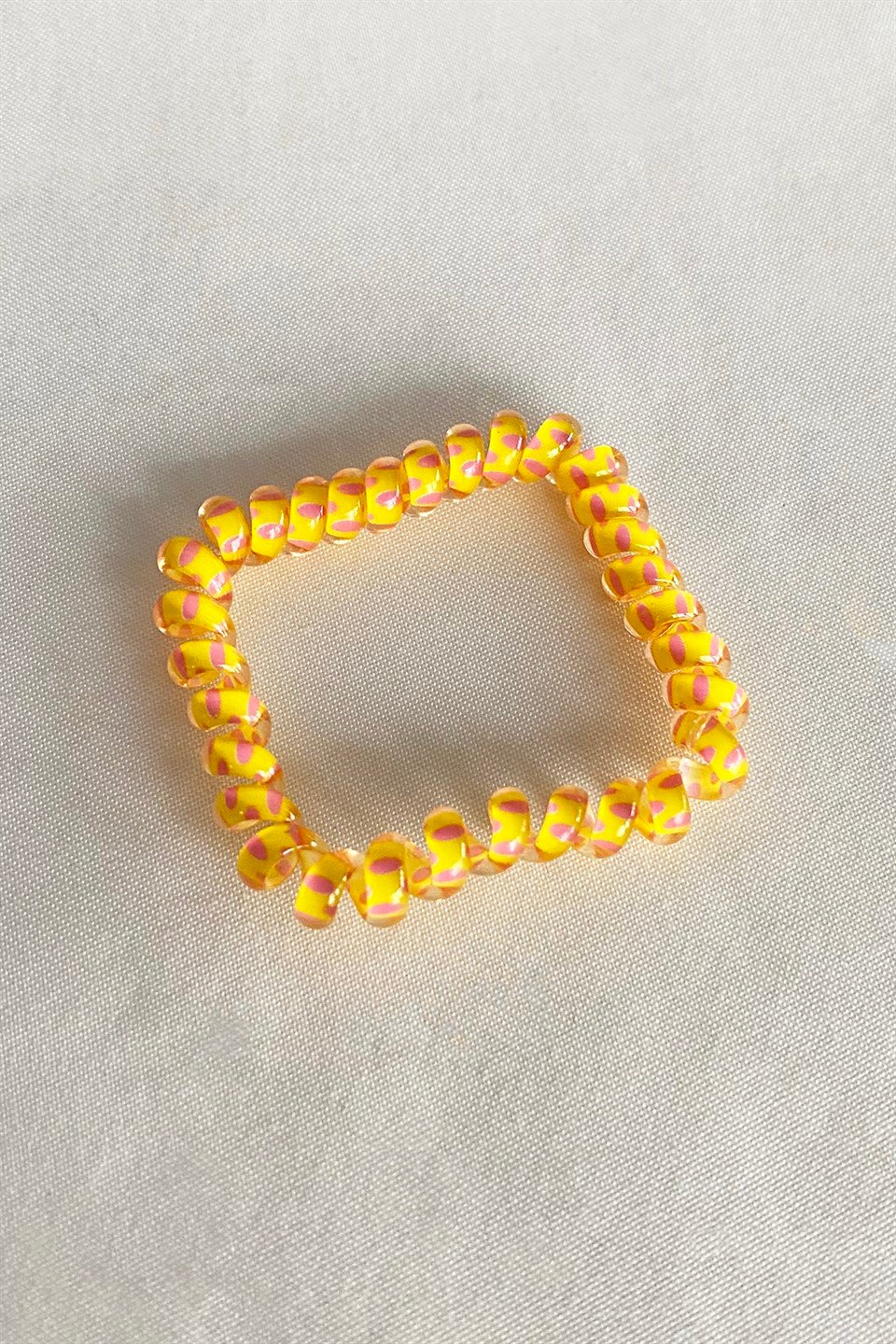 Sarı Renk Pembe Puantiyeli Helezon Lastik Toka