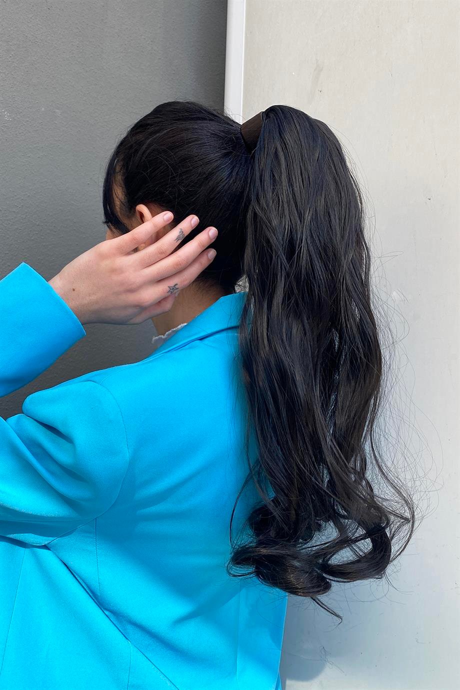 Siyah Renk Dalgalı At Kuyruğu Saç