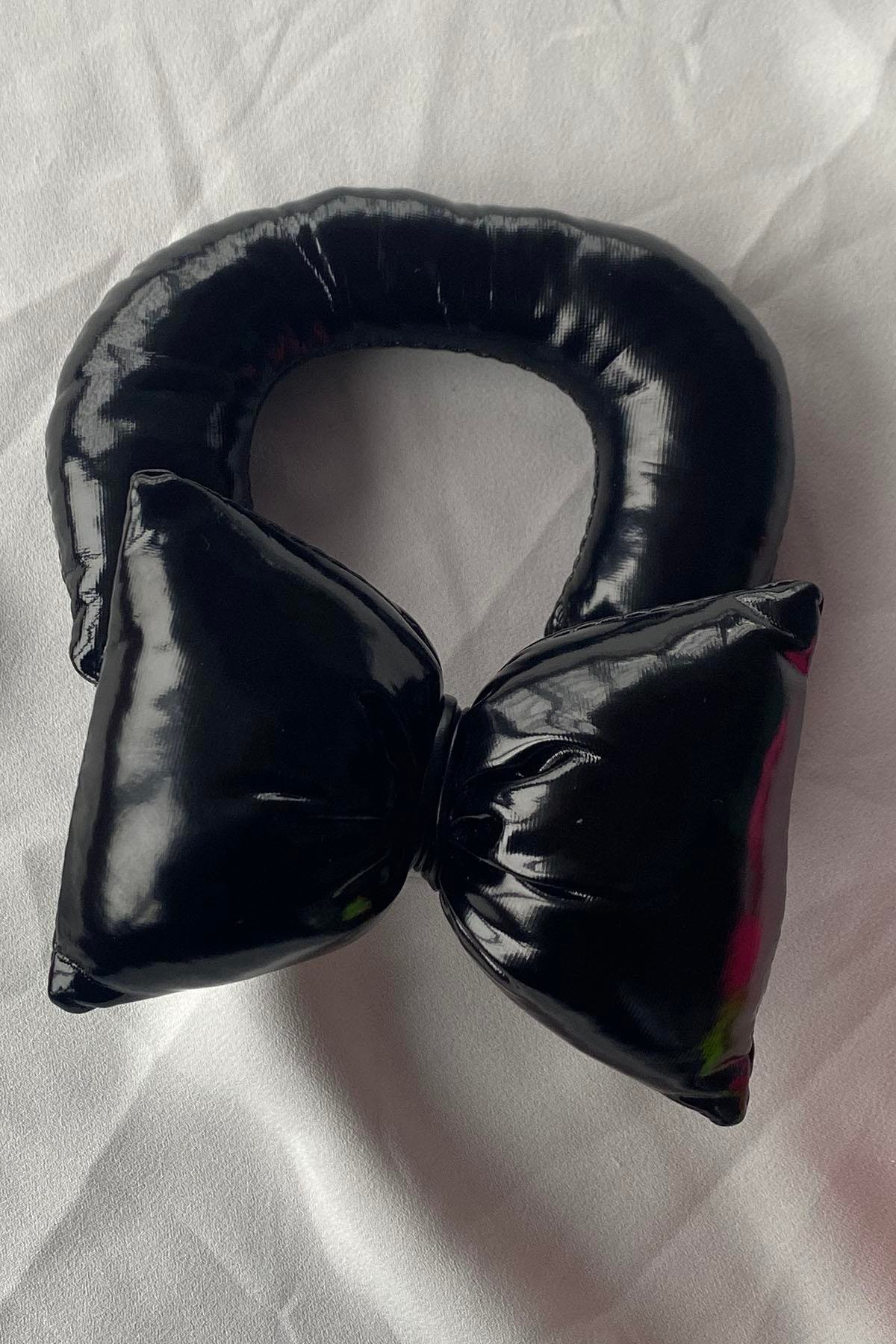 Siyah Renk Fiyonk Figürlü Telefon Aksesuarı