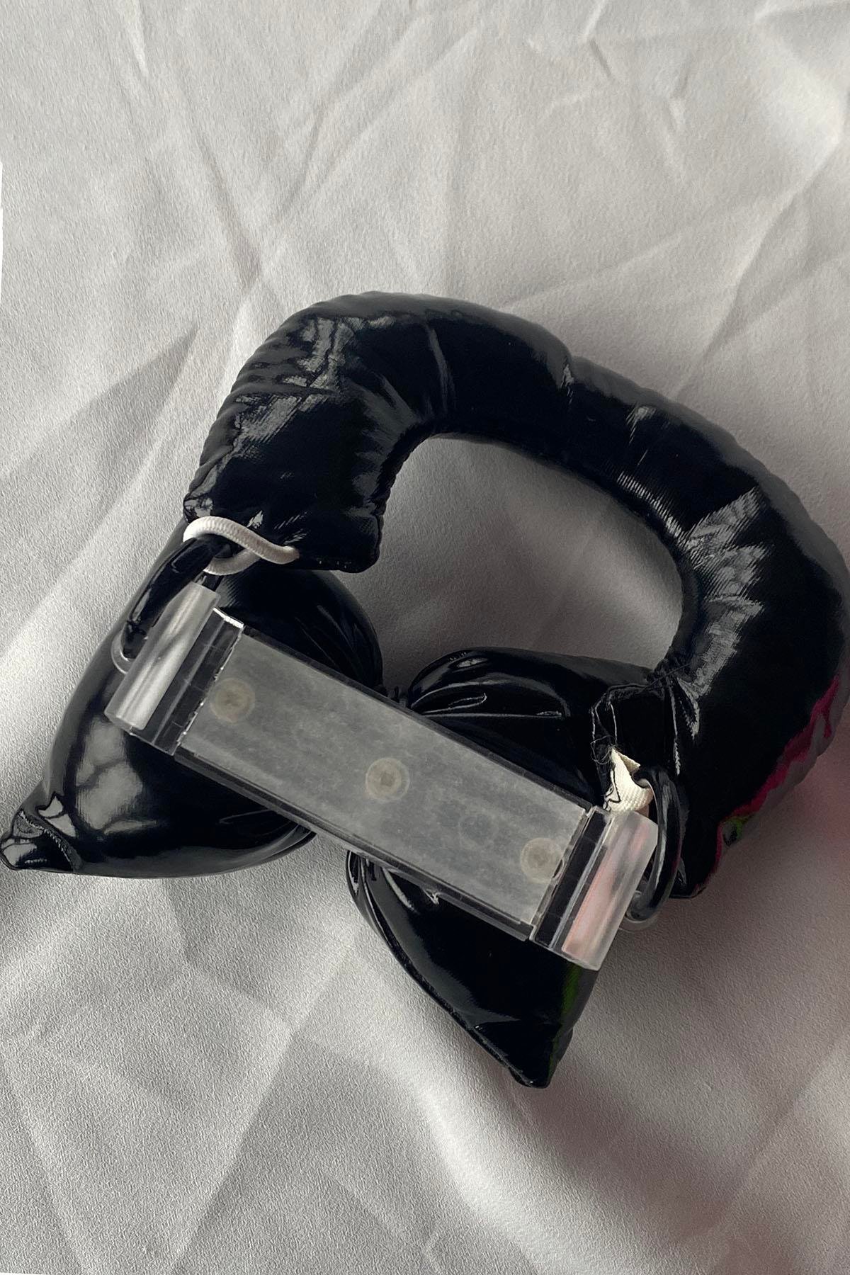 Siyah Renk Fiyonk Figürlü Telefon Aksesuarı