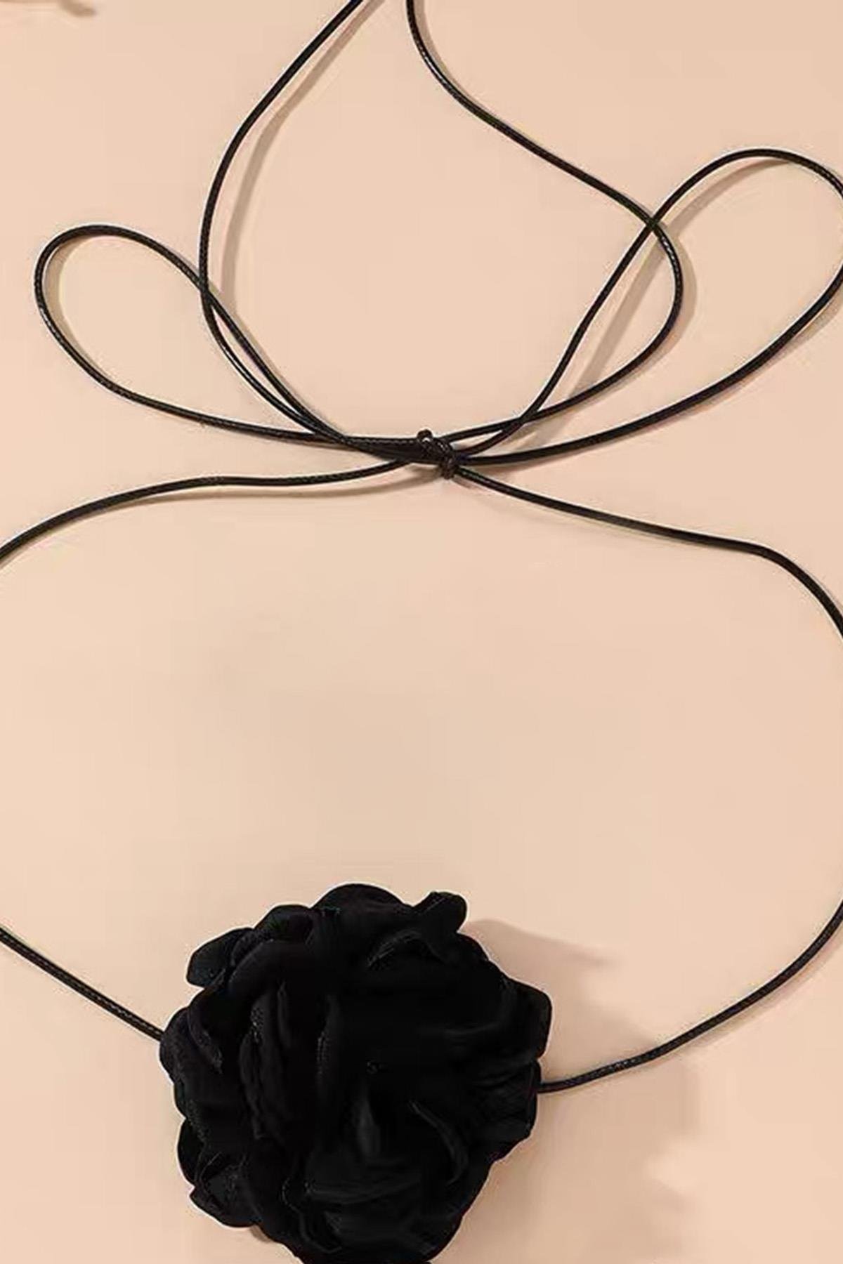 Siyah Renk Gül Detaylı İpli Choker Kolye