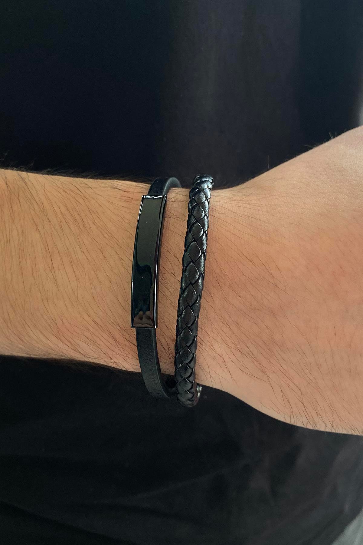Siyah Renk Metal Detaylı Deri Bileklik 