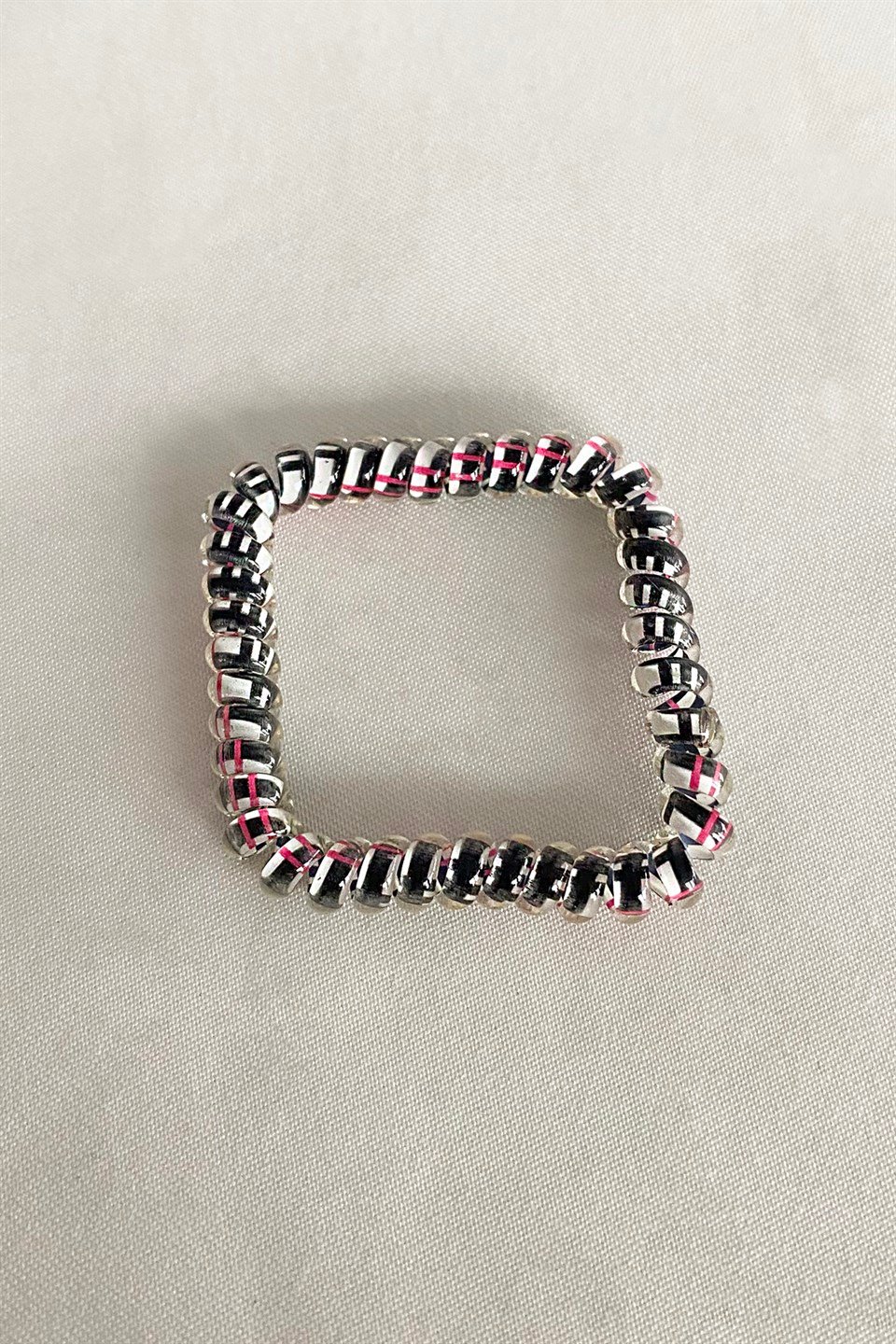 Siyah Renk Pembe Çizgili Helezon Lastik Toka