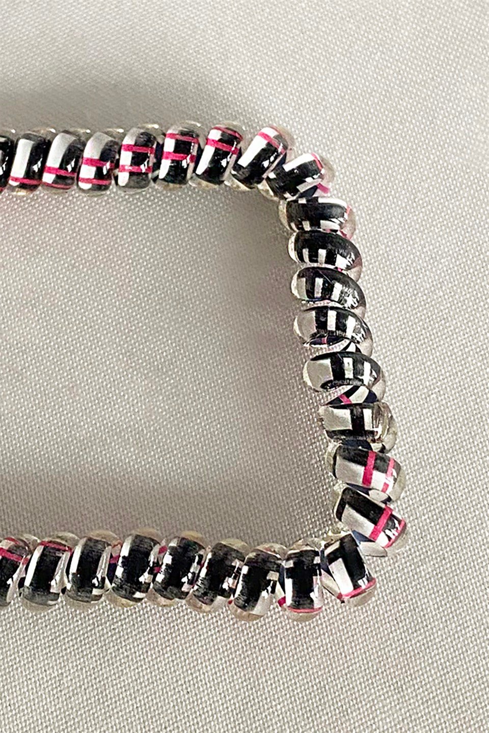 Siyah Renk Pembe Çizgili Helezon Lastik Toka