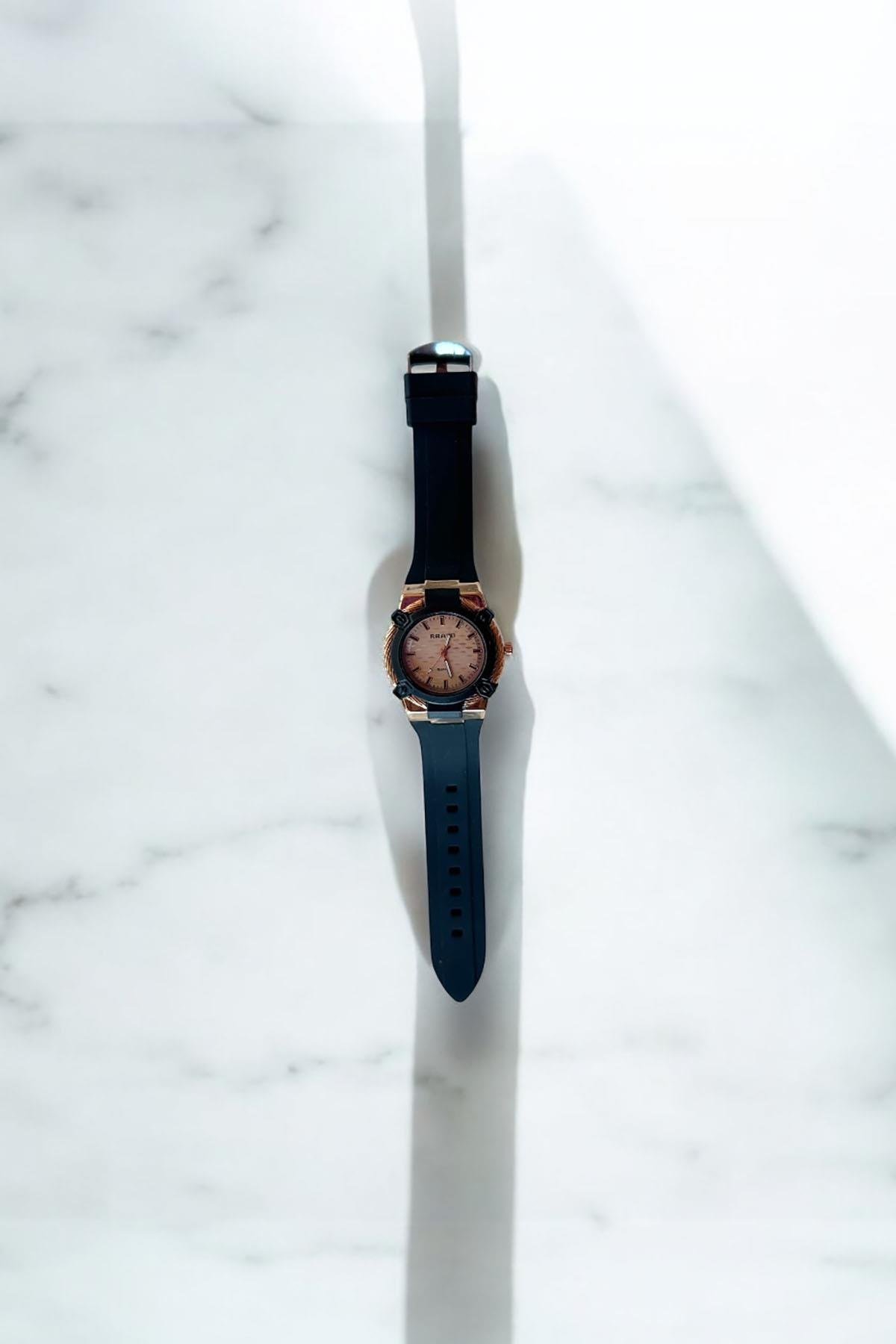 Siyah Renk Silikon Kordonlu Kadın Saat