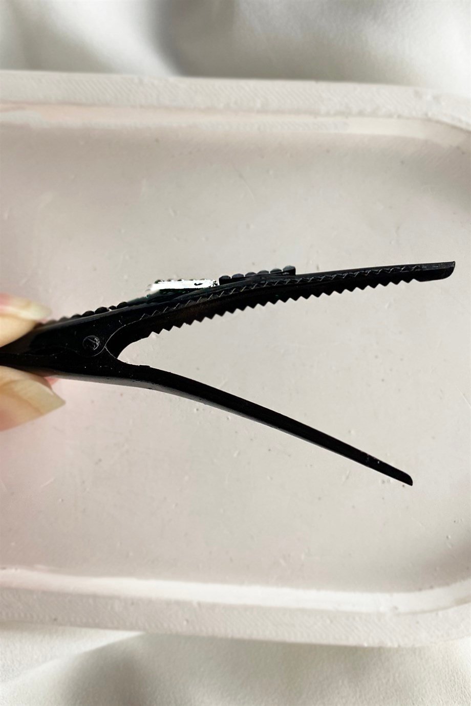 Siyah Renk Taşlı Pens Toka 