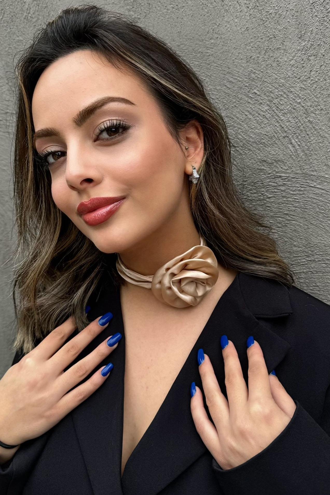 Vizon Renk Gül Detaylı Choker Kolye