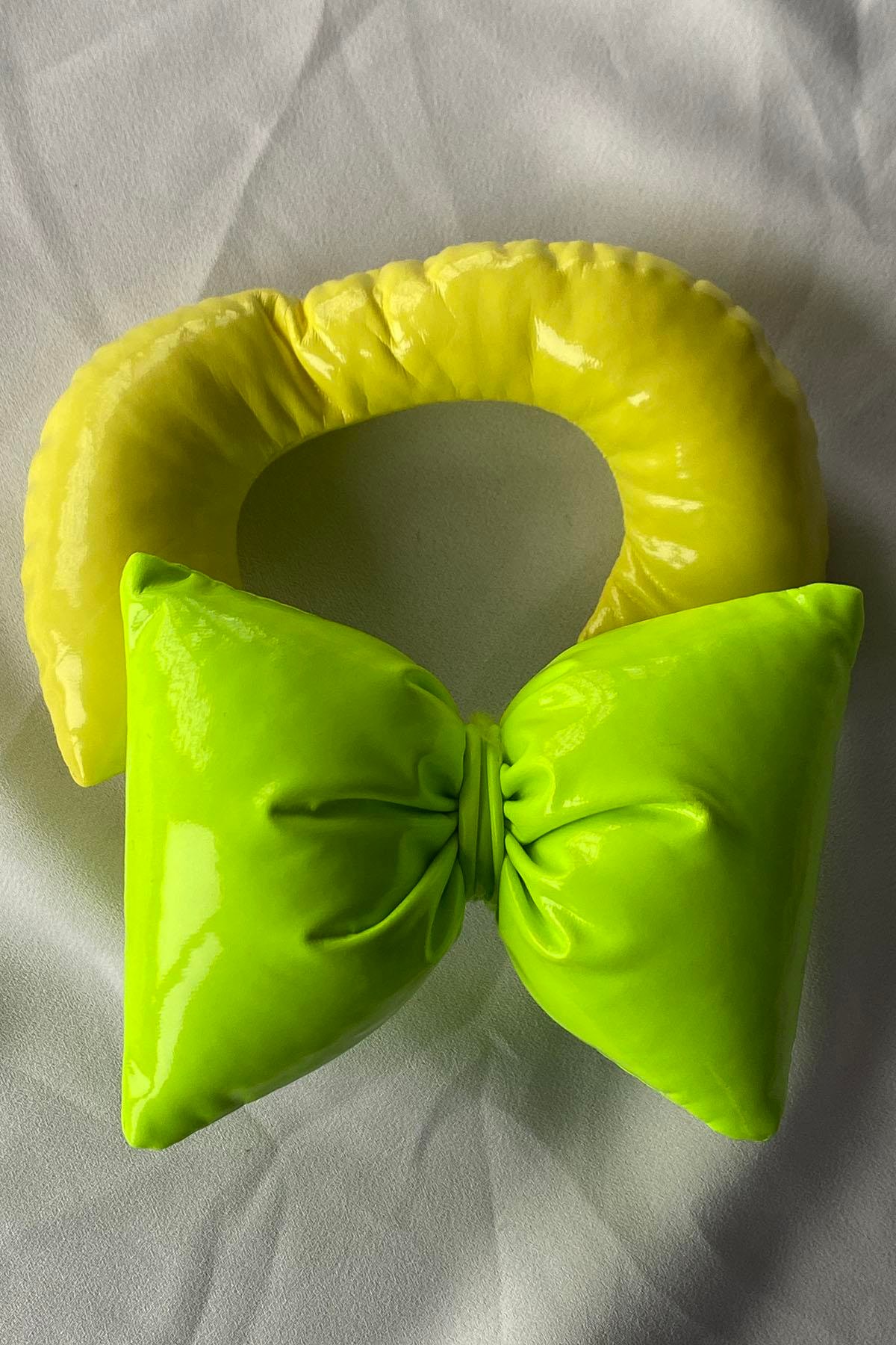 Yeşil Renk Fiyonk Figürlü Telefon Aksesuarı