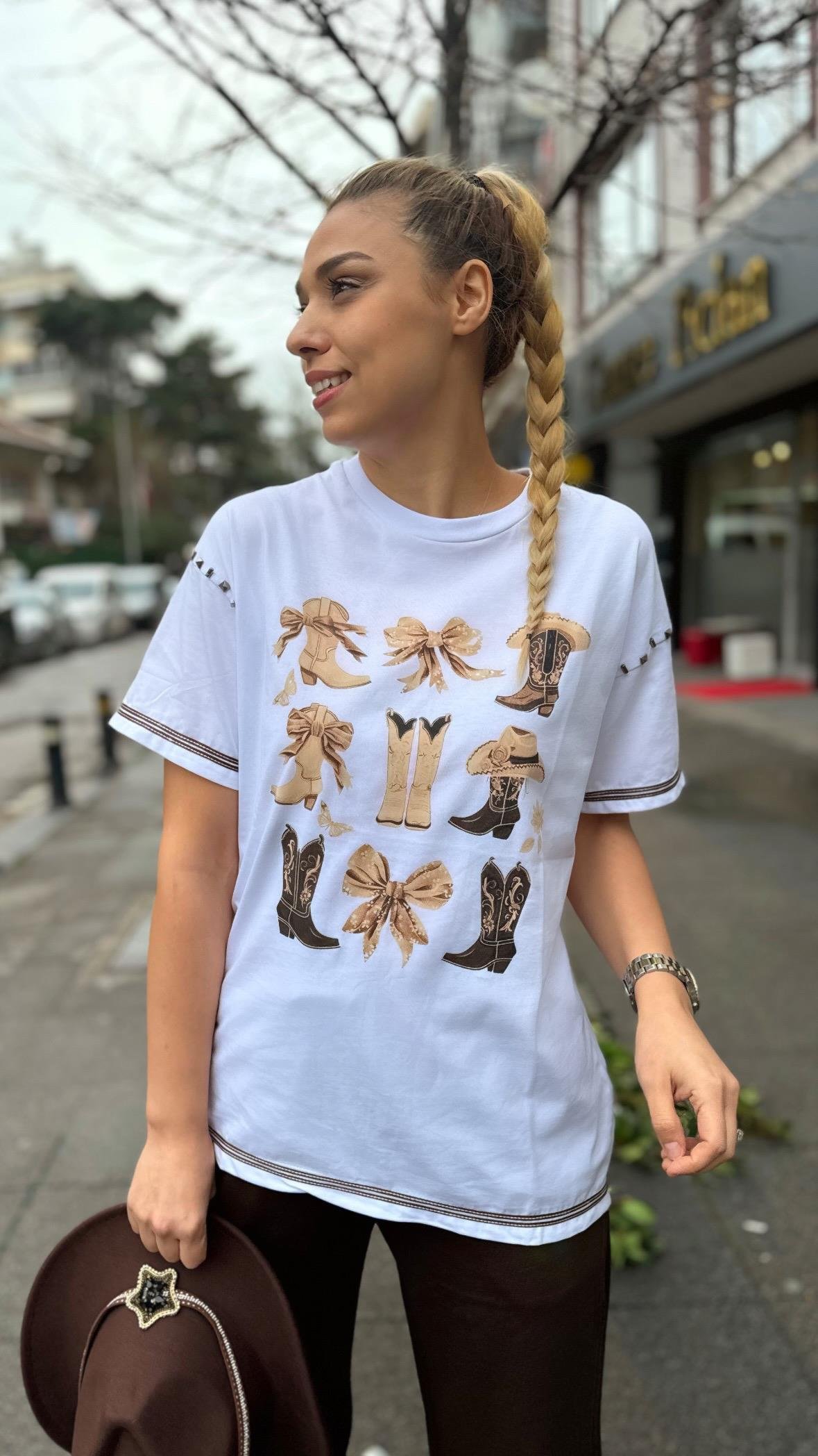 Fiyonklu Ayakkabılı Tshirt 