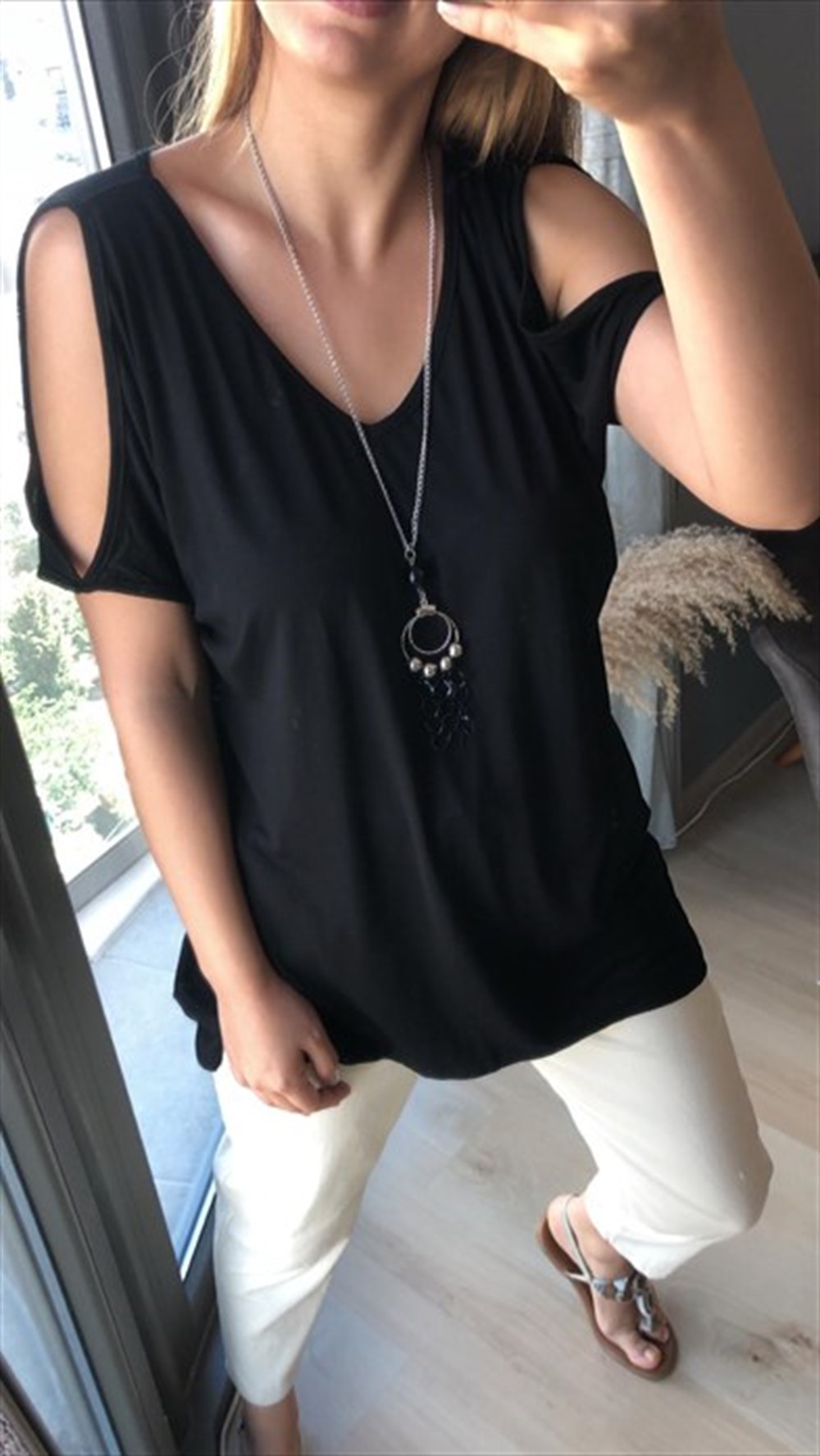 Omuzları Açık Kolyeli Basic Tshirt