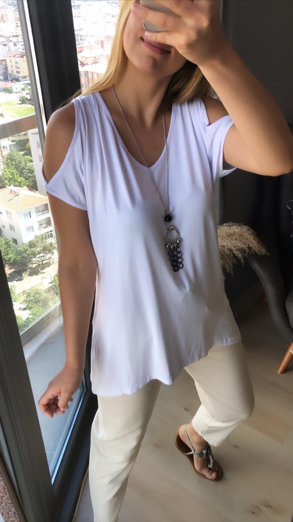 Omuzları Açık Kolyeli Basic Tshirt