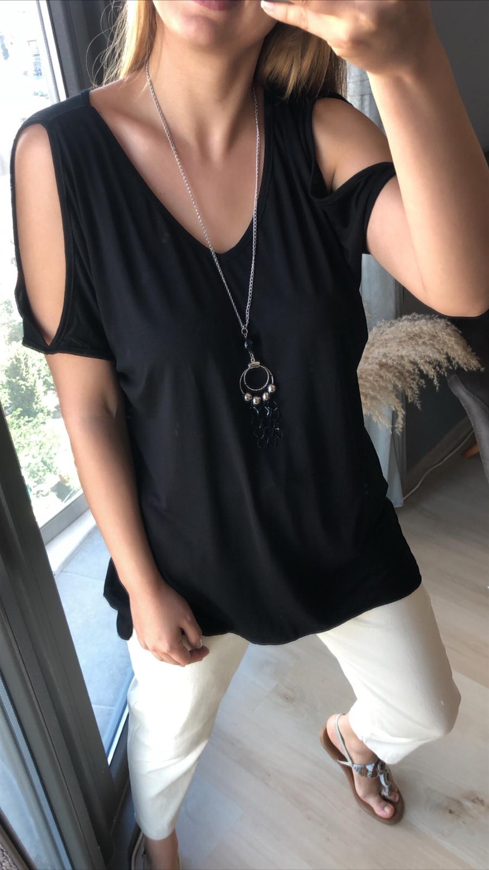Omuzları Açık Kolyeli Basic Tshirt